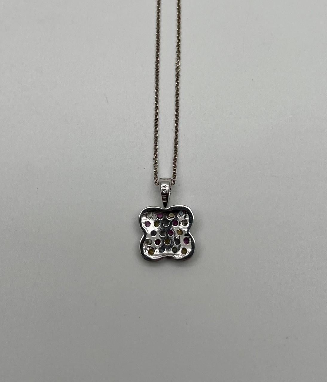 Taille mixte Collier pendentif en or blanc 14 carats pavé de pierres précieuses colorées arc-en-ciel en vente