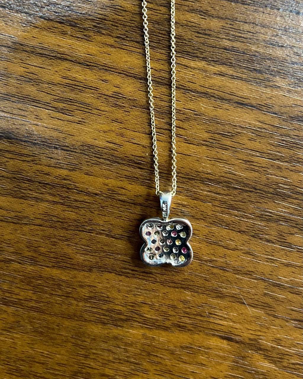 Collier pendentif en or blanc 14 carats pavé de pierres précieuses colorées arc-en-ciel en vente 1