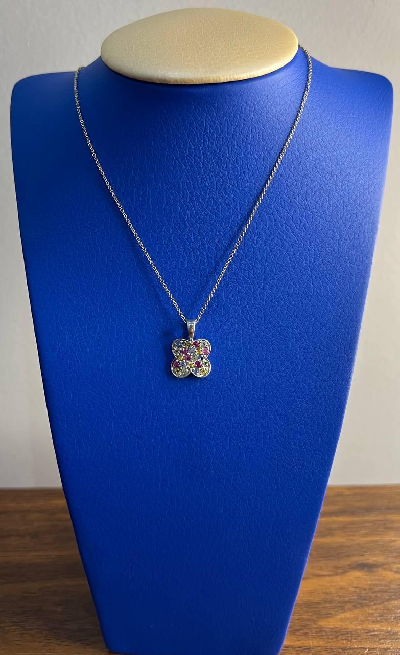 Collier pendentif en or blanc 14 carats pavé de pierres précieuses colorées arc-en-ciel en vente 3