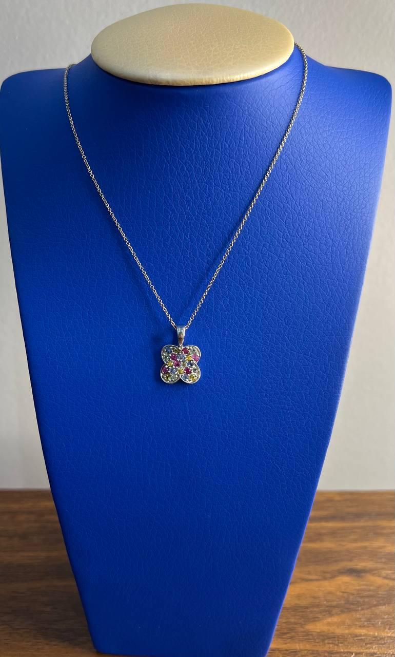 Collier pendentif en or blanc 14 carats pavé de pierres précieuses colorées arc-en-ciel en vente 4