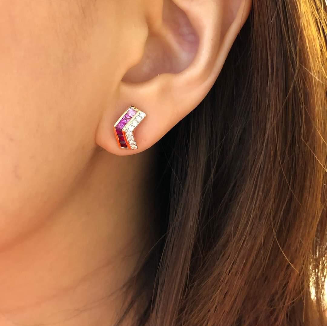 Boucles d'oreilles en or 18 carats avec saphirs et diamants de couleur arc-en-ciel Neuf - En vente à Bangkok, 10