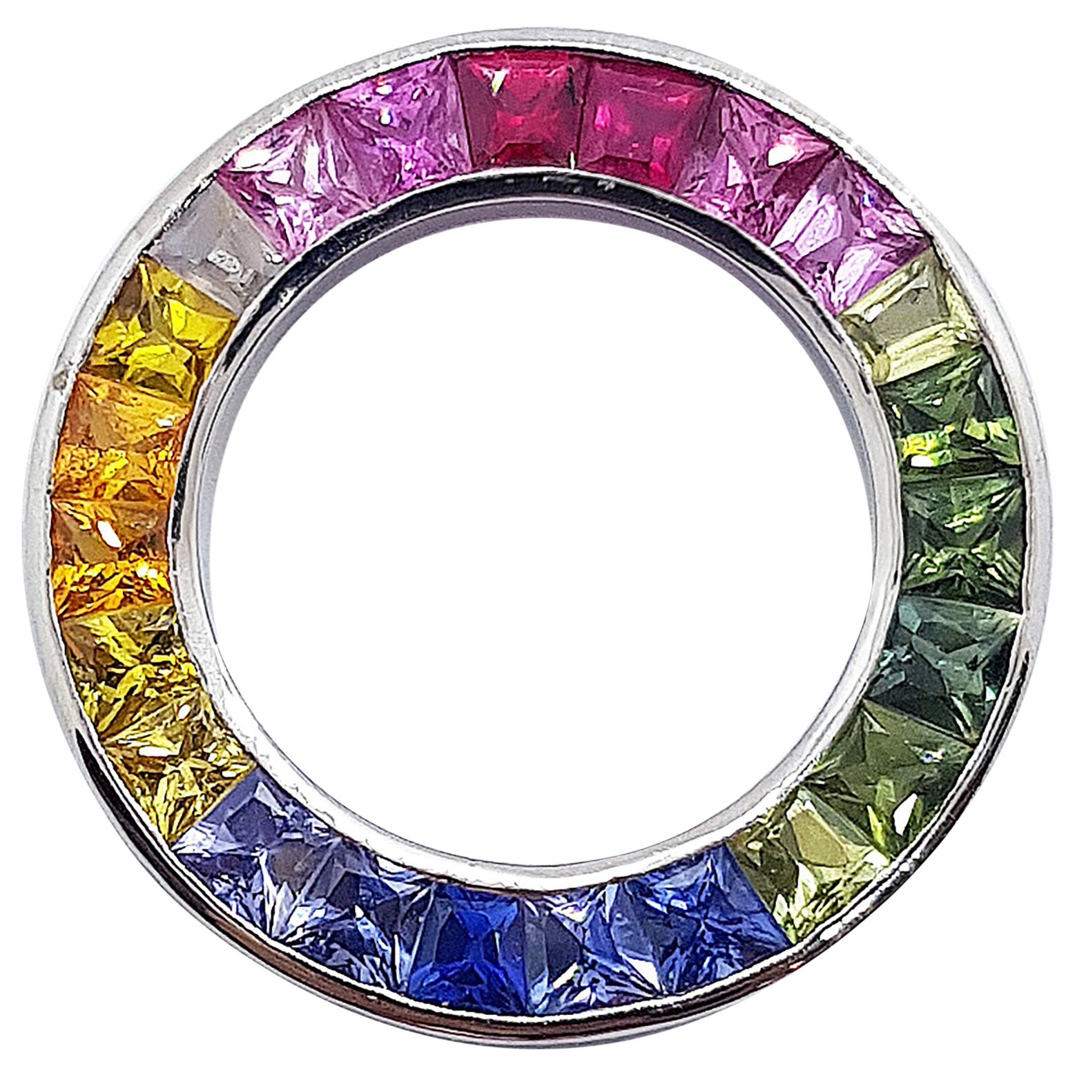 Pendentif en forme de cercle en saphir de couleur arc-en-ciel serti dans des montures en or blanc 18 carats