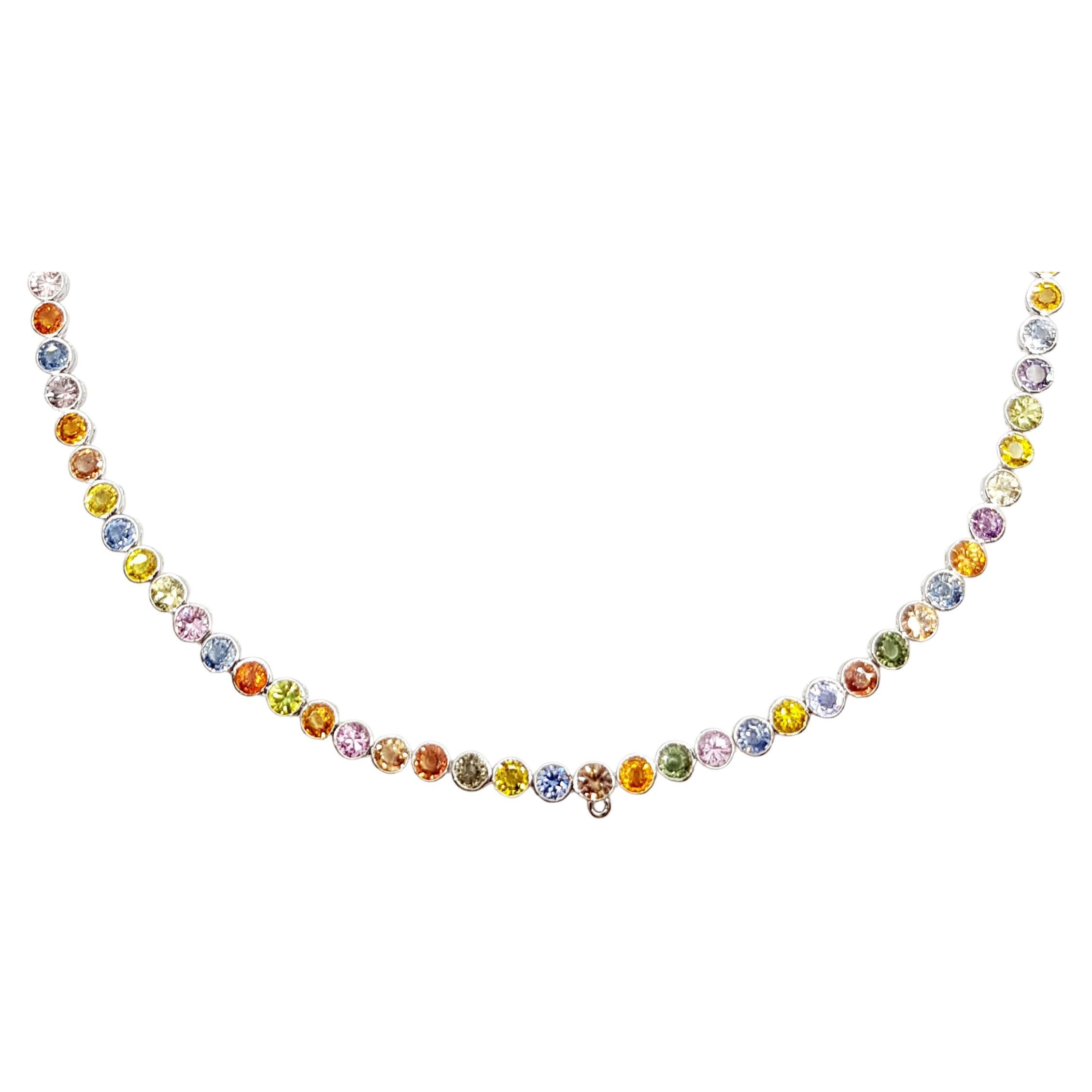 Couleur arc-en-ciel Saphir  27.09 carats Collier serti dans des montures en or blanc 18 carats

Largeur : 0,4 cm 
Longueur : 40.0 cm
Poids total : 26.43 grammes

