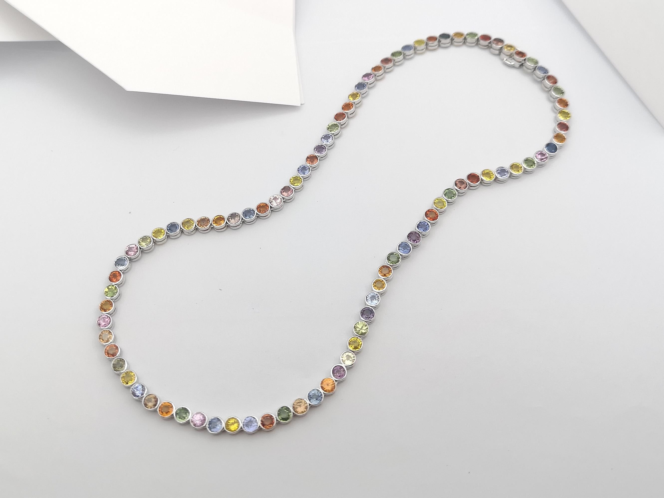 Couleur arc-en-ciel Saphir  Collier serti en or blanc 18 carats Neuf - En vente à Bangkok, TH