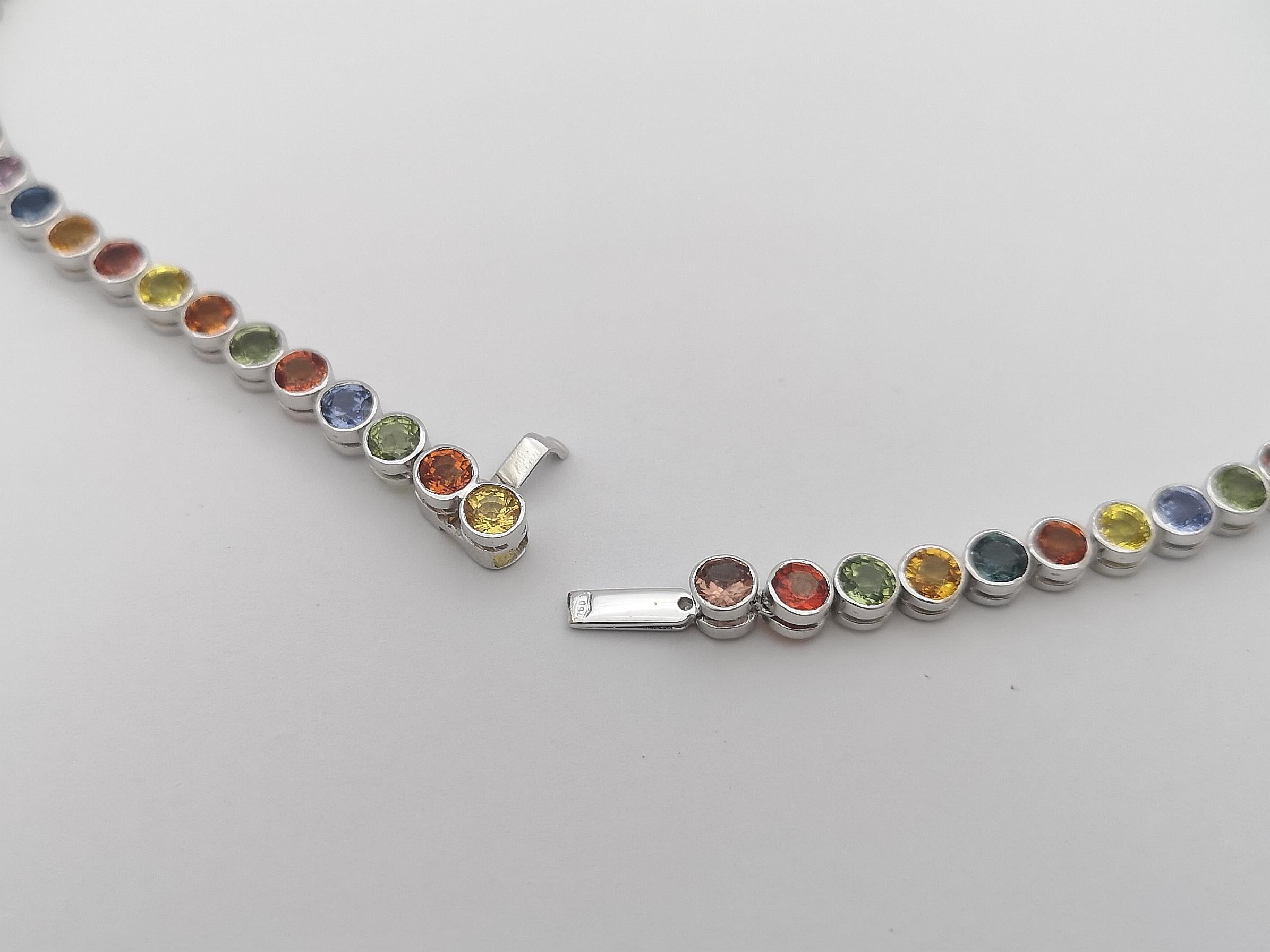Couleur arc-en-ciel Saphir  Collier serti en or blanc 18 carats en vente 3