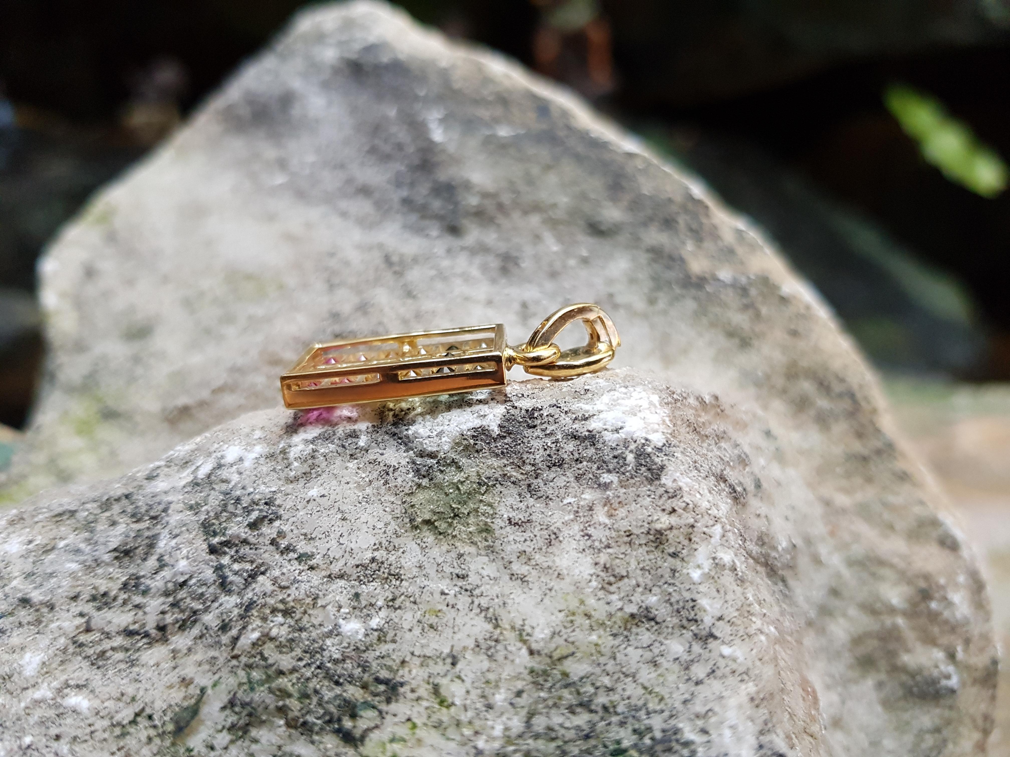 Ciondolo con zaffiro color arcobaleno incastonato in oro 18 carati In condizioni Nuovo in vendita a Bangkok, TH
