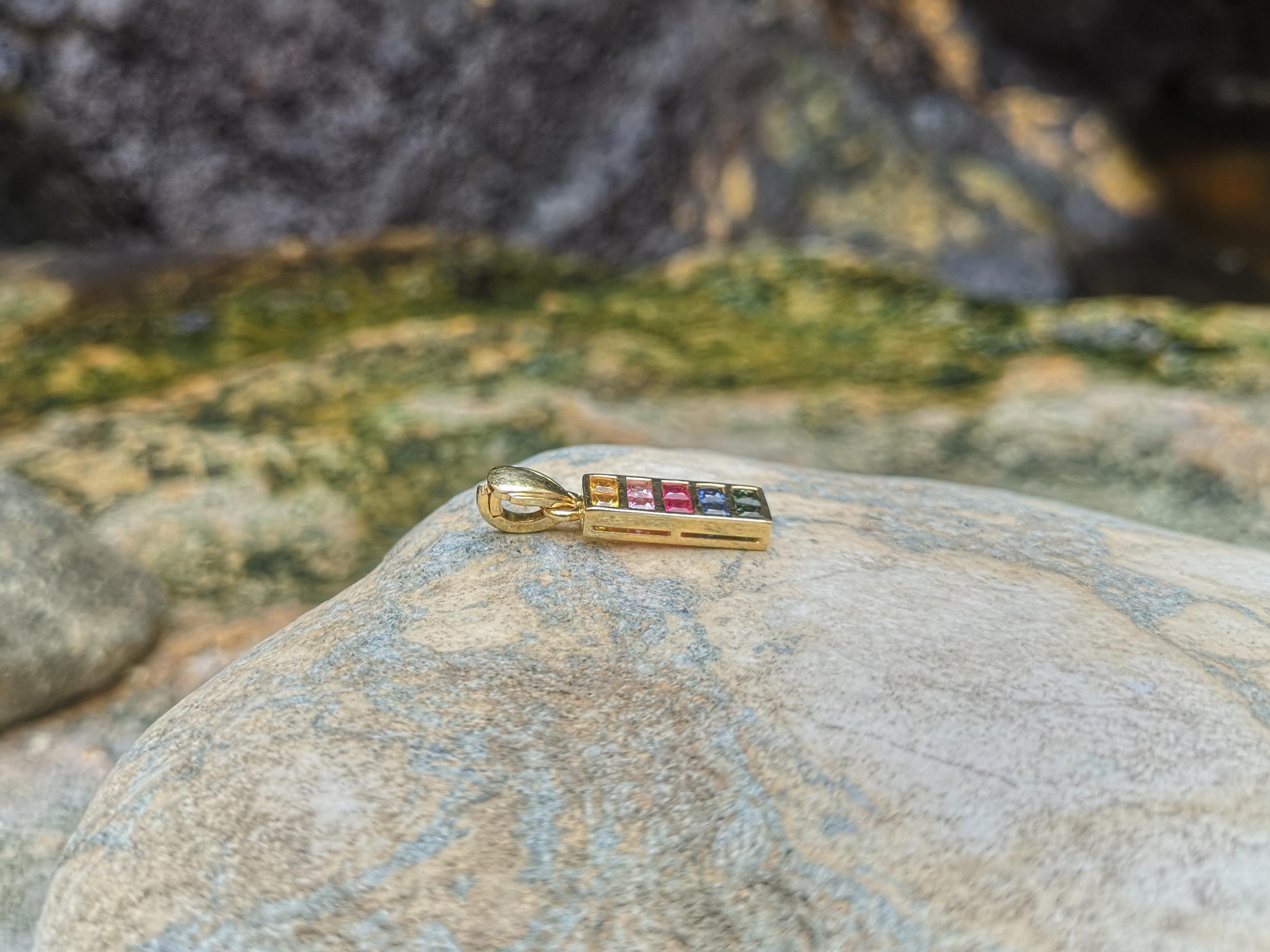 Pendentif en saphir de couleur arc-en-ciel serti dans des montures en or 18 carats Unisexe en vente