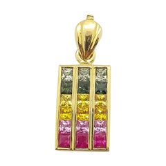 Pendentif en saphir de couleur arc-en-ciel serti dans des montures en or 18 carats