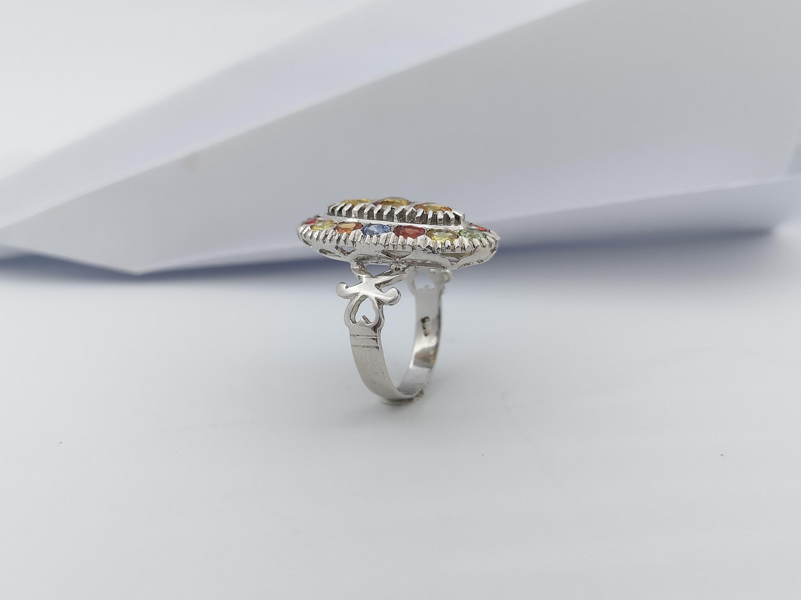 Ring mit Regenbogenfarbenem Saphir und kubischem Zirkon in Silberfassung im Angebot 11