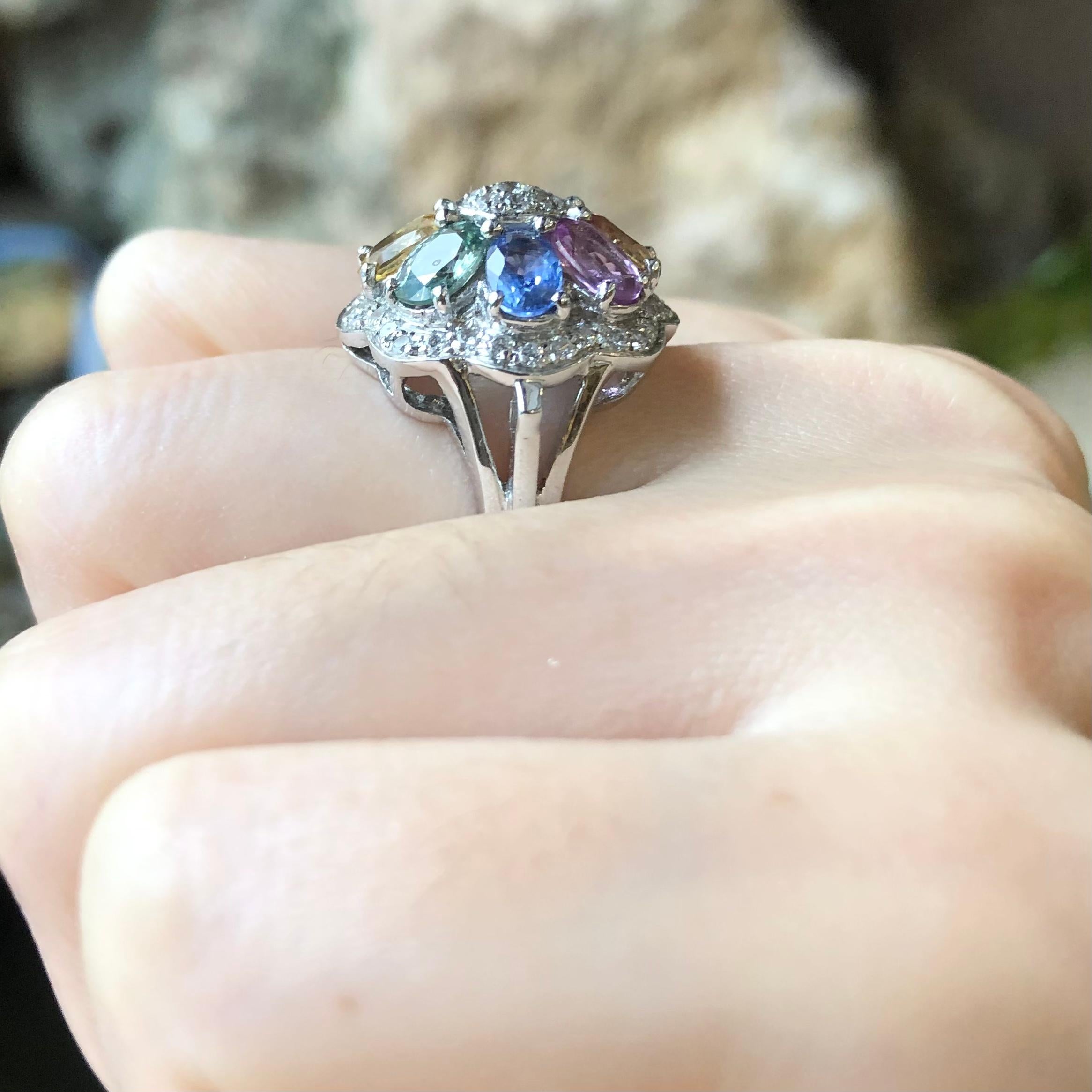 Ring mit Regenbogenfarbenem Saphir und kubischem Zirkon in Silberfassung Damen im Angebot