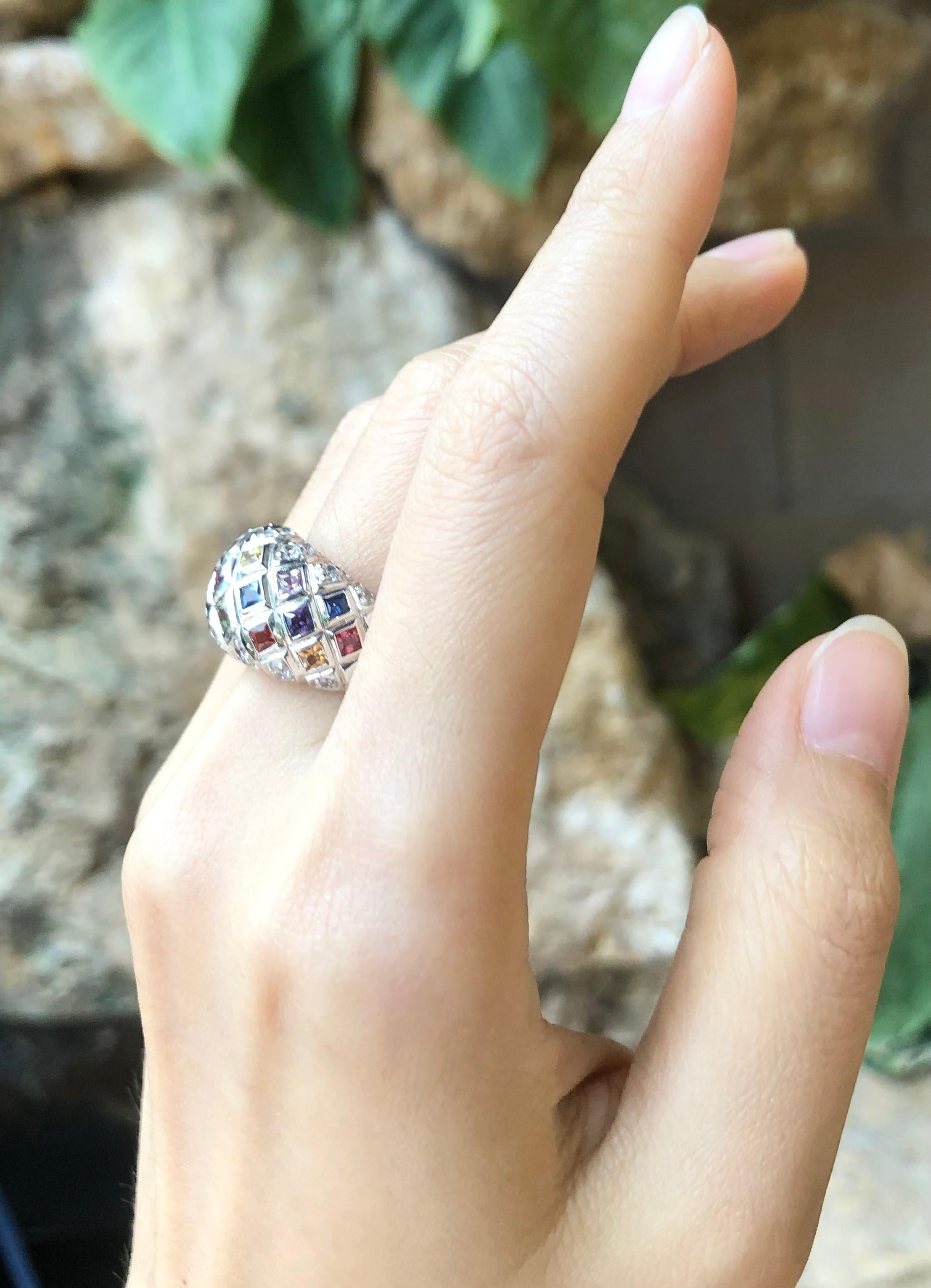 Couleur arc-en-ciel Saphir  Bague avec zirconia cubique sertie dans les paramètres argentés en vente 1