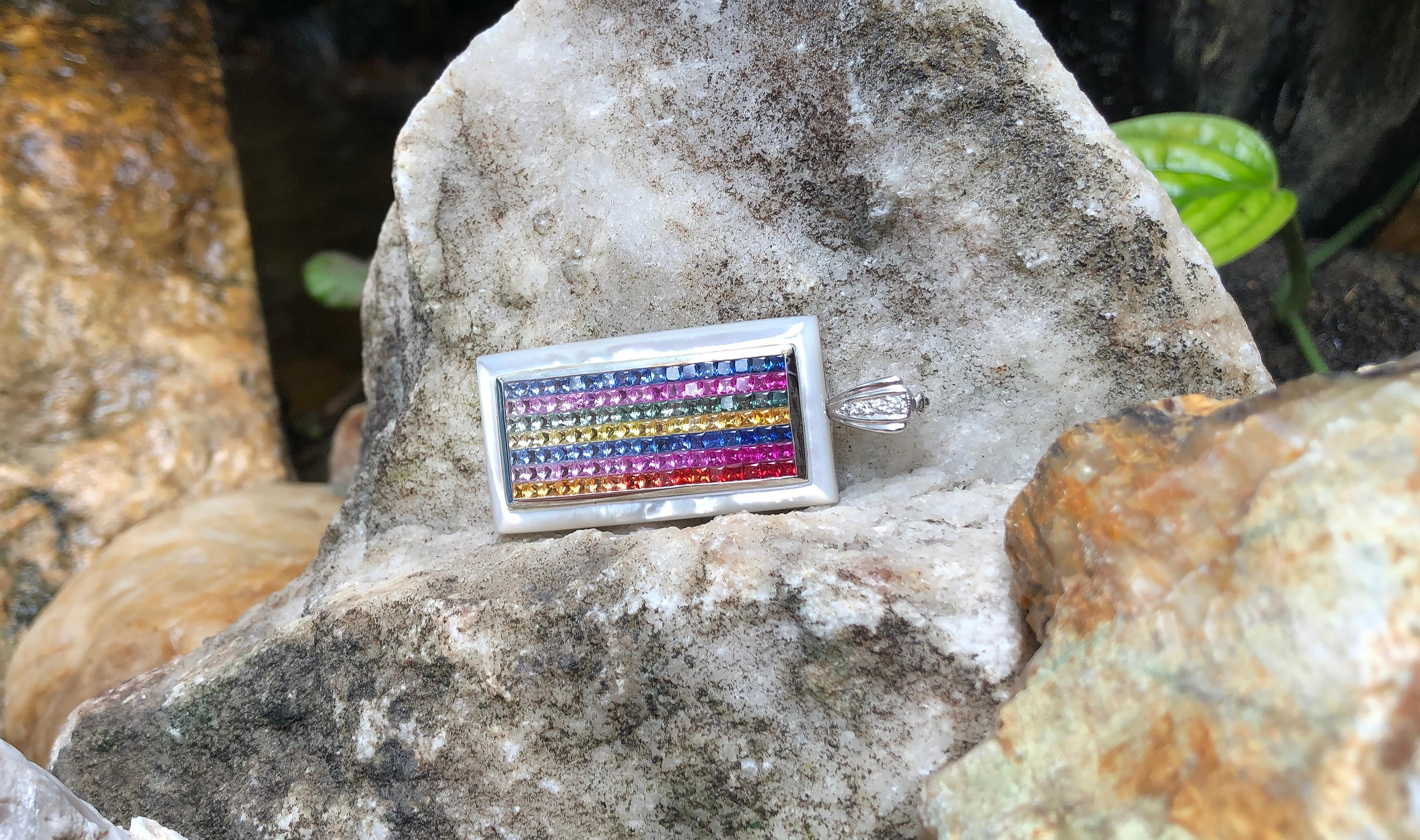 Quadrato Zaffiro color arcobaleno e ciondolo con diamante incastonato in oro bianco 18 carati in vendita