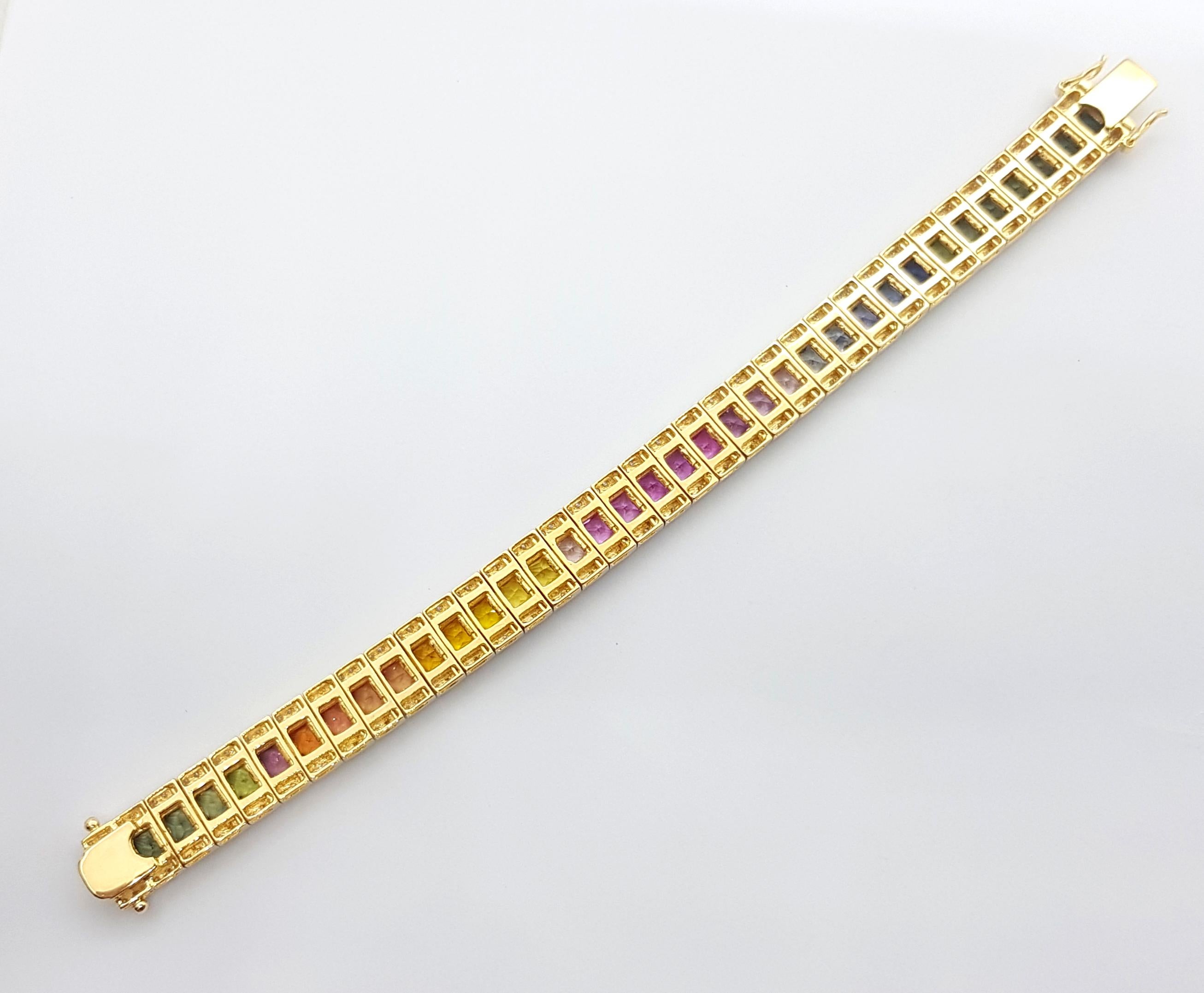 Mehrfarbiger Saphir mit Diamant-Tennisarmband in 18K Goldfassung im Angebot 1