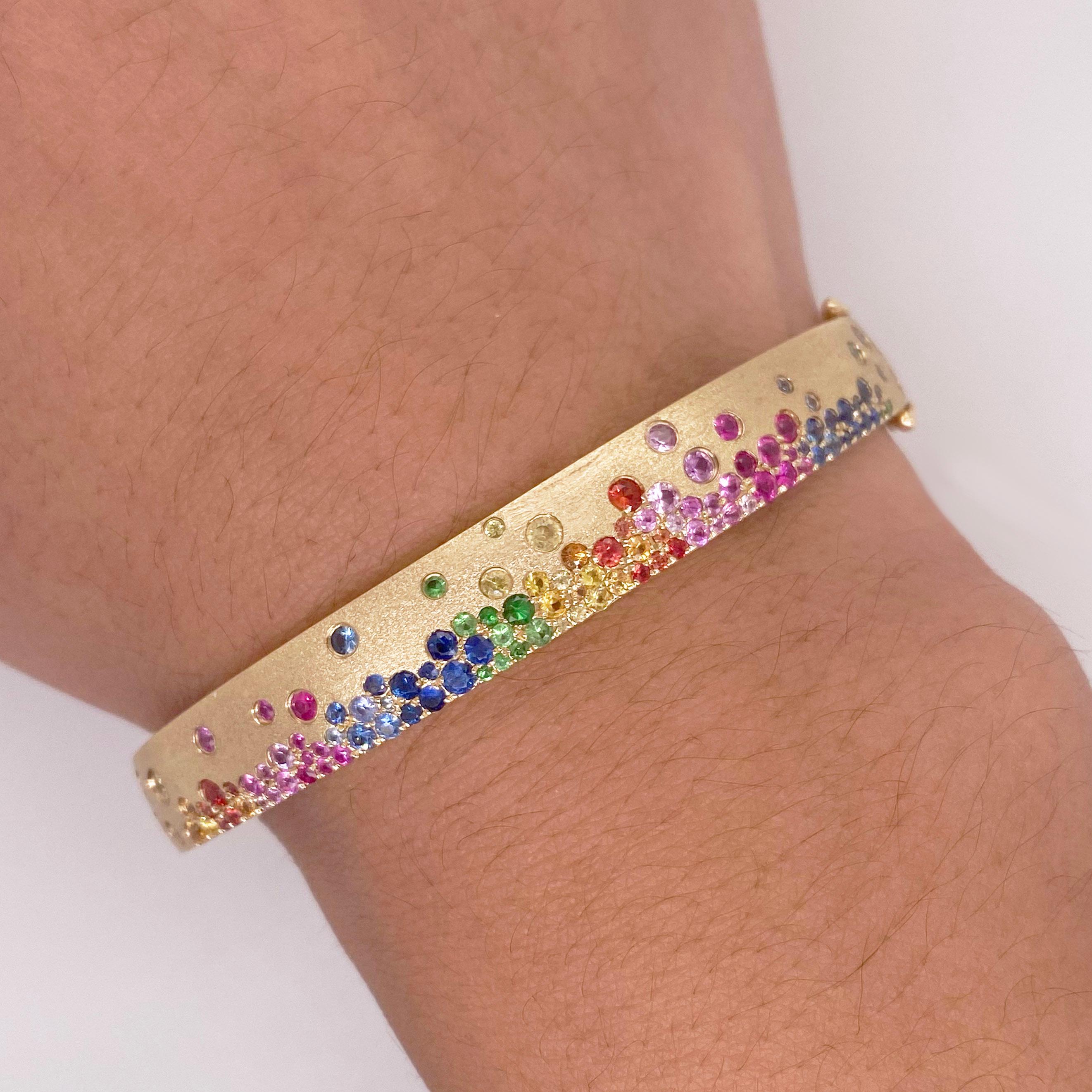 Regenbogen- Confetti-Armband, 2,55 Karat Saphir & Tsavorit, Satin-Finish im Zustand „Neu“ im Angebot in Austin, TX