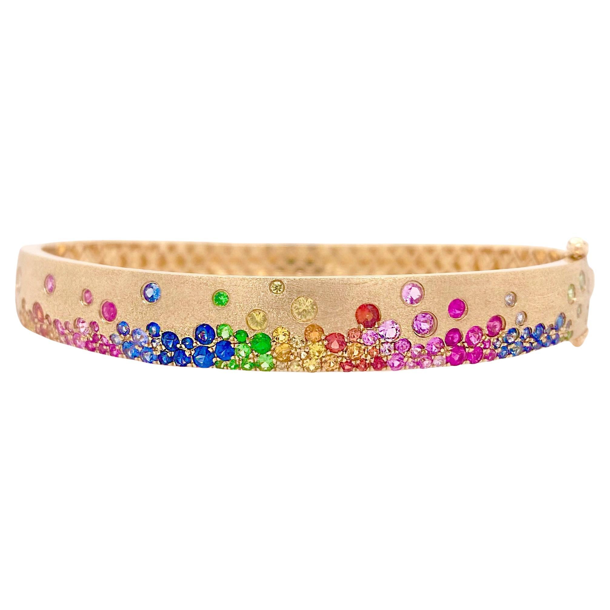 Regenbogen- Confetti-Armband, 2,55 Karat Saphir & Tsavorit, Satin-Finish im Angebot