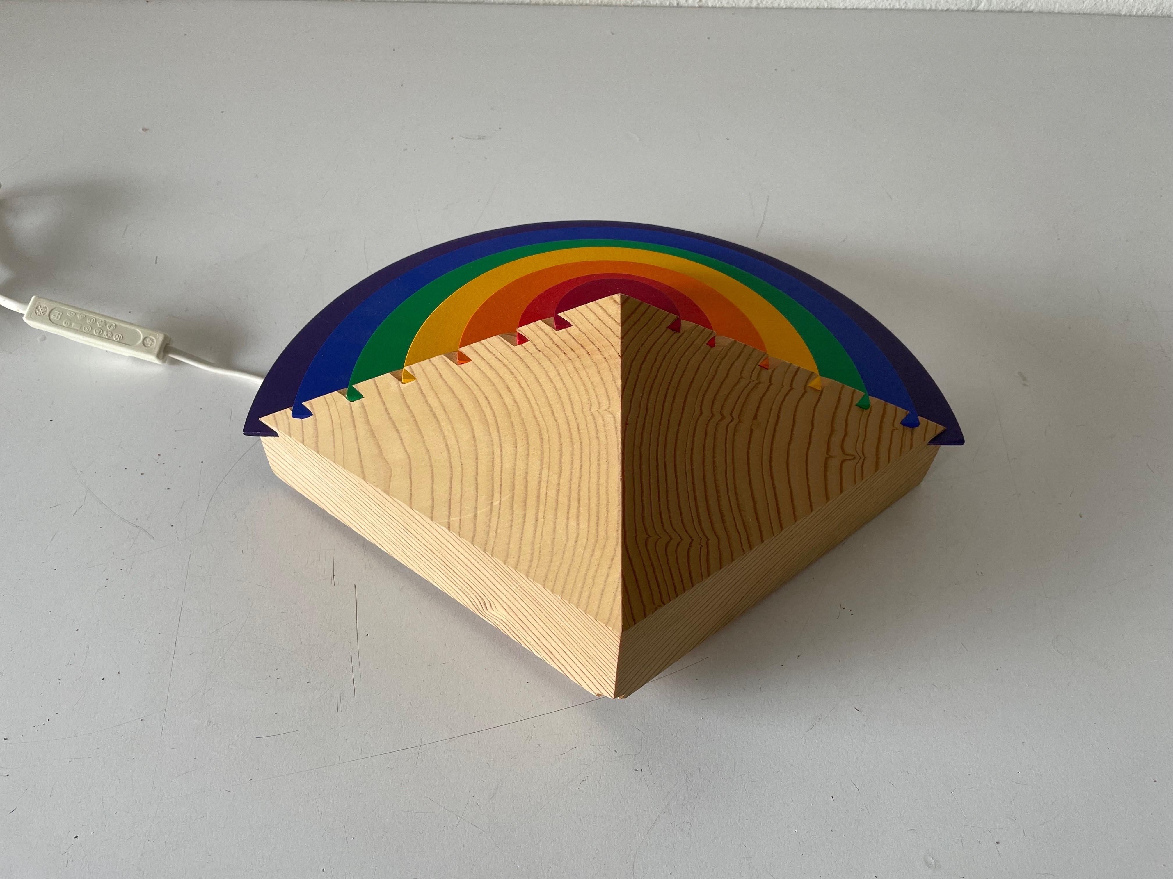 Regenbogen Design Holz Nachtlampe von Kiener Zürich, im Stil der Memphis Gruppe, 1980 (Schweizerisch) im Angebot