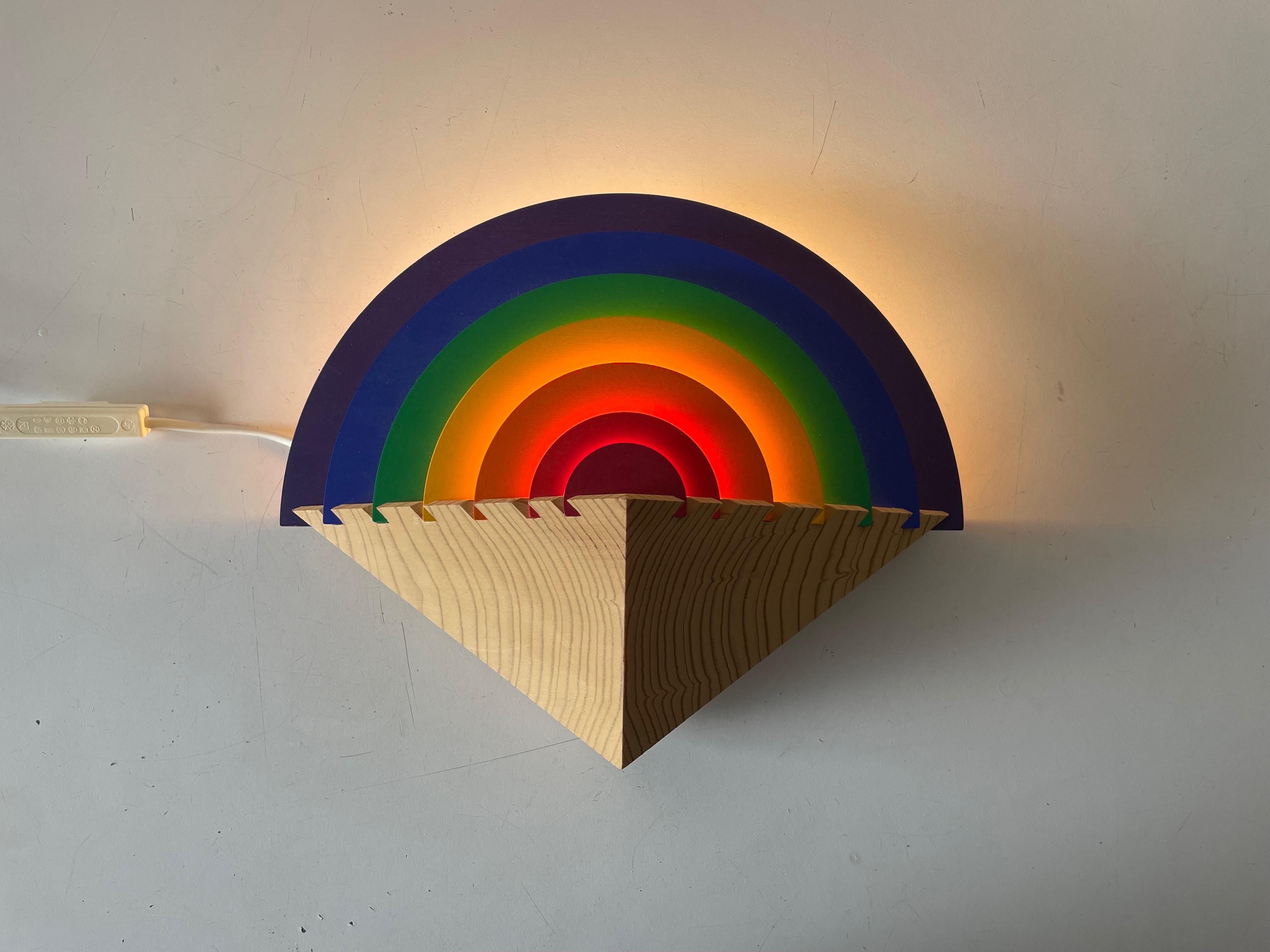 Regenbogen Design Holz Nachtlampe von Kiener Zürich, im Stil der Memphis Gruppe, 1980 im Zustand „Gut“ im Angebot in Hagenbach, DE