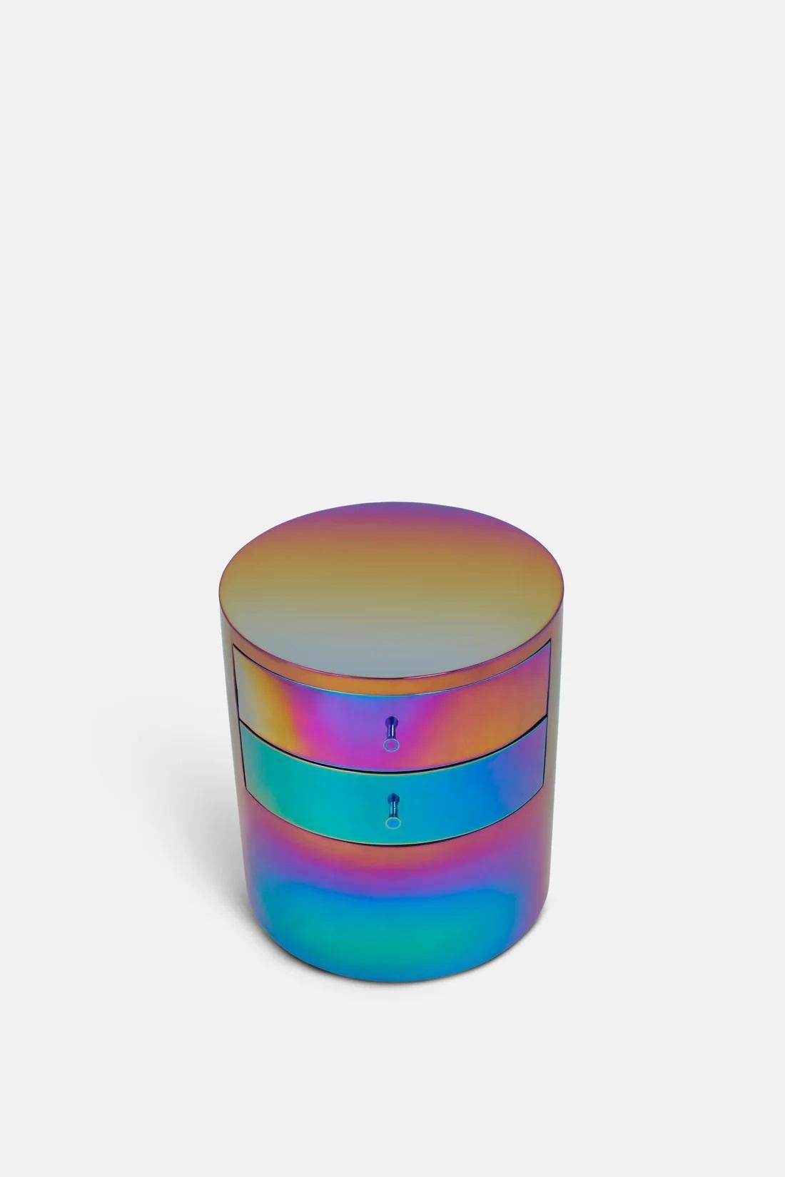 Tambour Rainbow avec tiroirs de Hatsu
Dimensions : D 45,7 x L 45,7 x H 50 cm
MATERIAL : Acier inoxydable plaqué.

Drumstick est un centre de table minimal mais stylé qui apporte de l'élégance dans votre maison avec une touche de modernité. Fabriquée