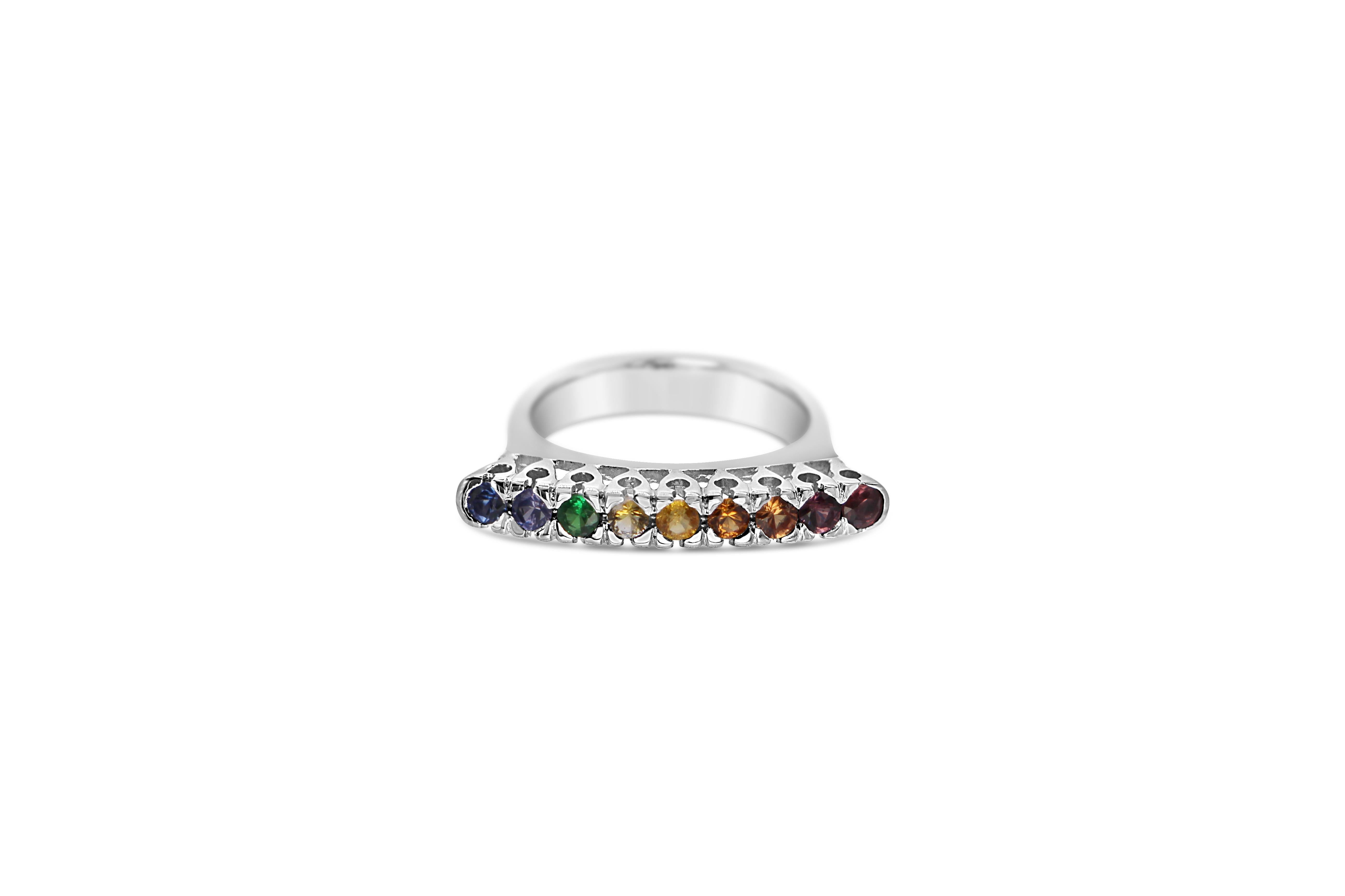 Bague éternité arc-en-ciel Saphir Emeraude Citrine et autres pierres précieuses, en or 18 carats.
Les pierres précieuses de cette bague artisanale en or blanc 18 carats sont serties à la main, ce qui est très sûr pour l'anneau et donne un résultat