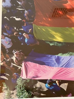 Rainbow Flagge, Gay Pride März, NY 1990 von Suzanne Poli 1/25