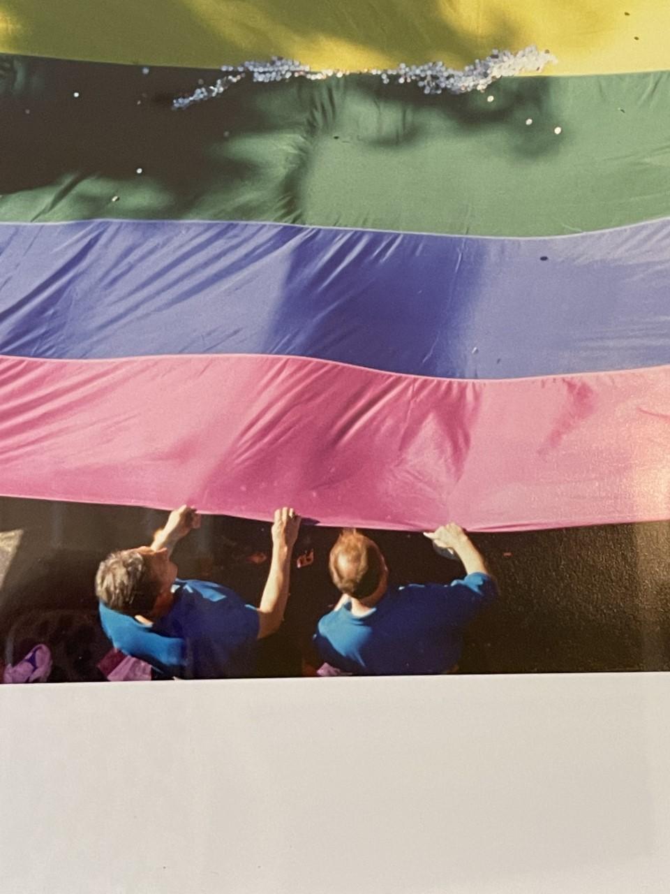 Rainbow Flagge, Gay Pride März, NY 1990 von Suzanne Poli 1/25 (Moderne) im Angebot