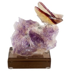 Regenbogen- Fluorit-Schmetterling auf lila Amethyst- Mineralsockel