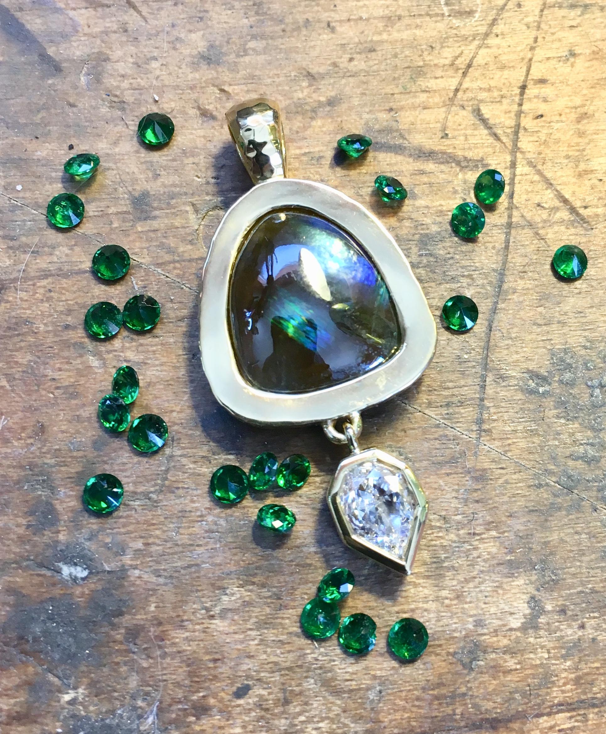 Rainbow garnet and tsavorite necklace in 18 k gold with a GIA empress diamond In New Condition In Berkeley, CA