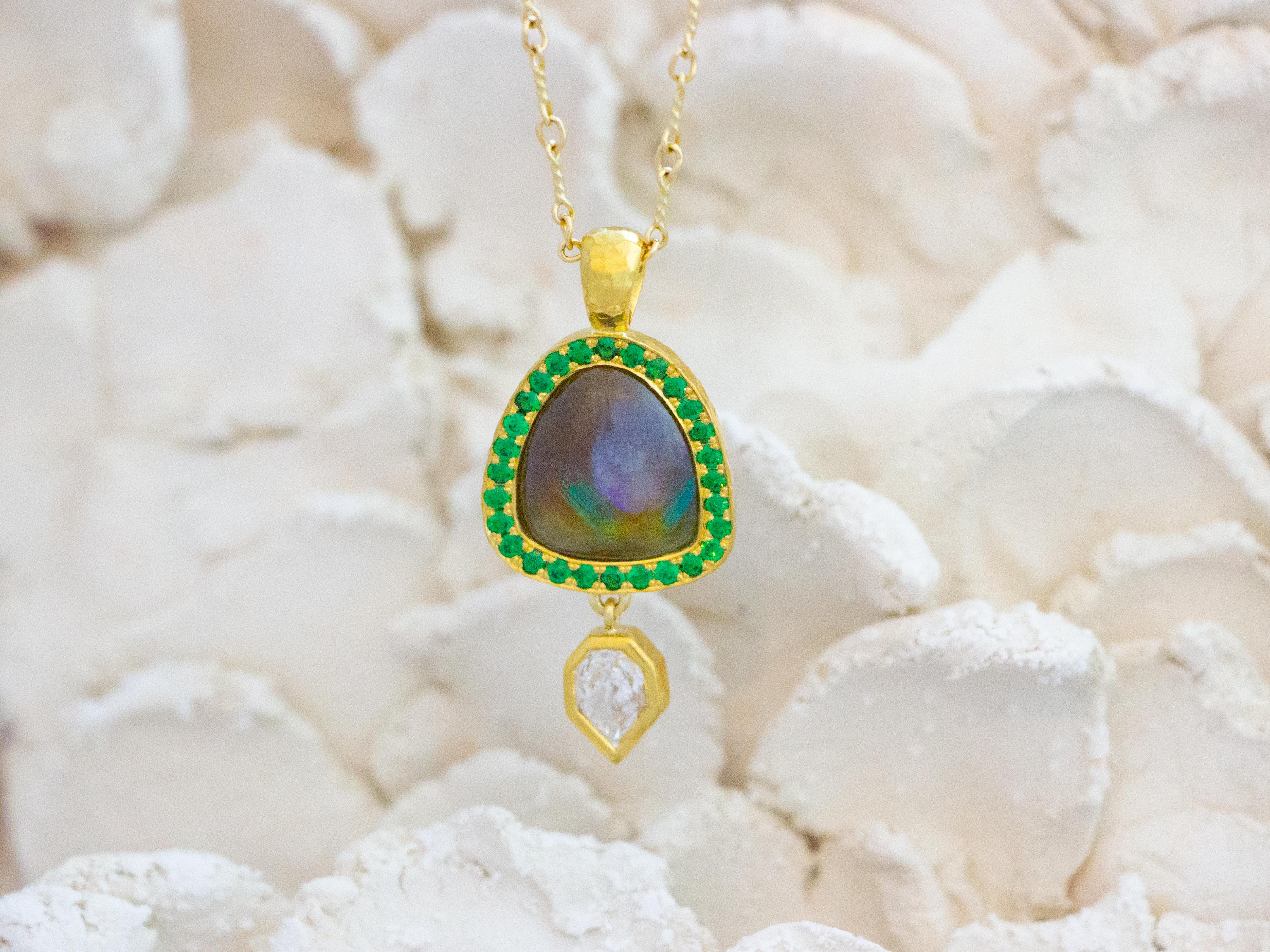 Women's or Men's Rainbow garnet and tsavorite necklace in 18 k gold with a GIA empress diamond