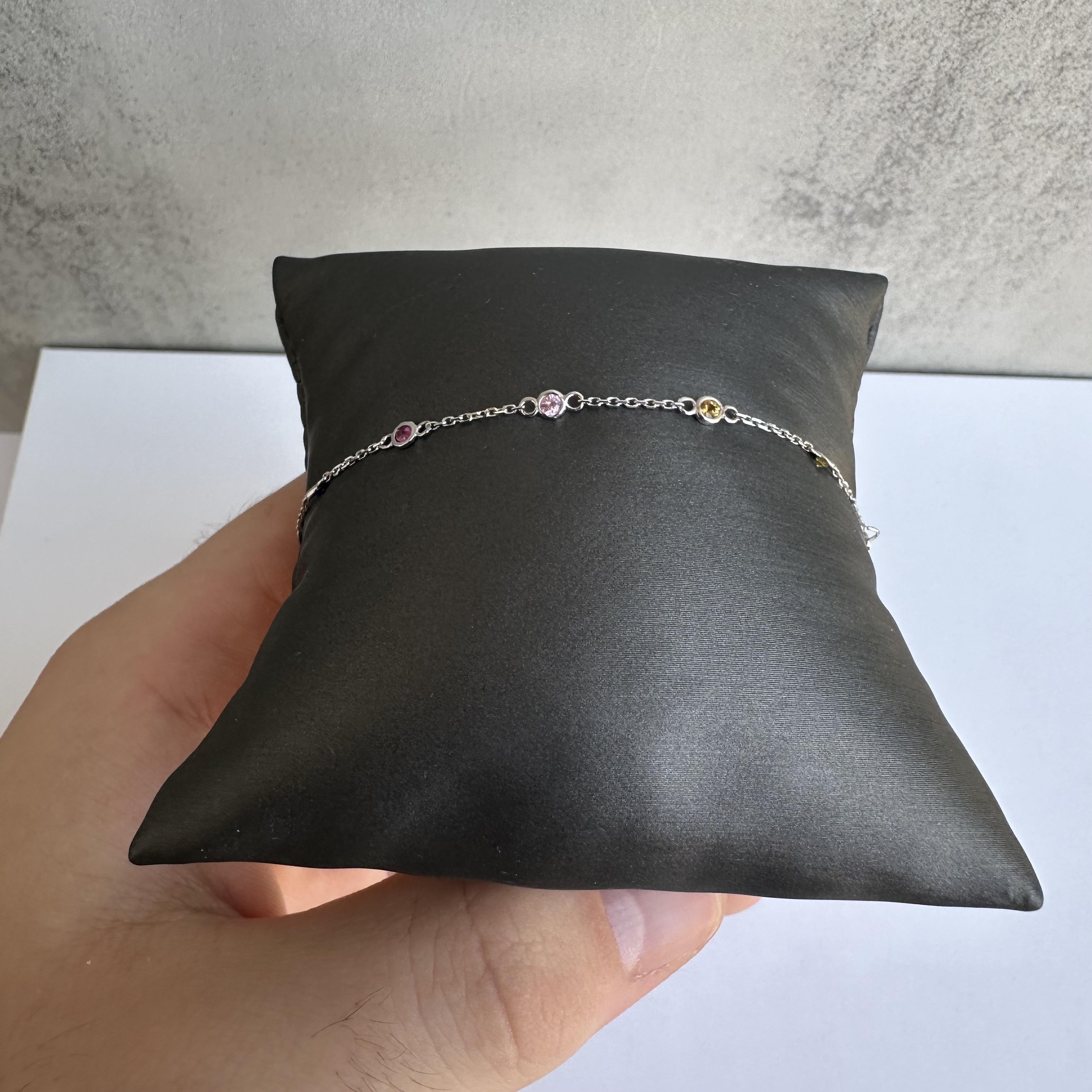 Verleihen Sie Ihrer Schmucksammlung mit diesem atemberaubenden Armband mit Regenbogen-Edelsteinen aus 14-karätigem Weißgold einen Hauch von Farbe. Dieses Armband mit 0,55 ct natürlichen, mehrfarbigen Edelsteinen besteht aus 10 Stationen, in denen