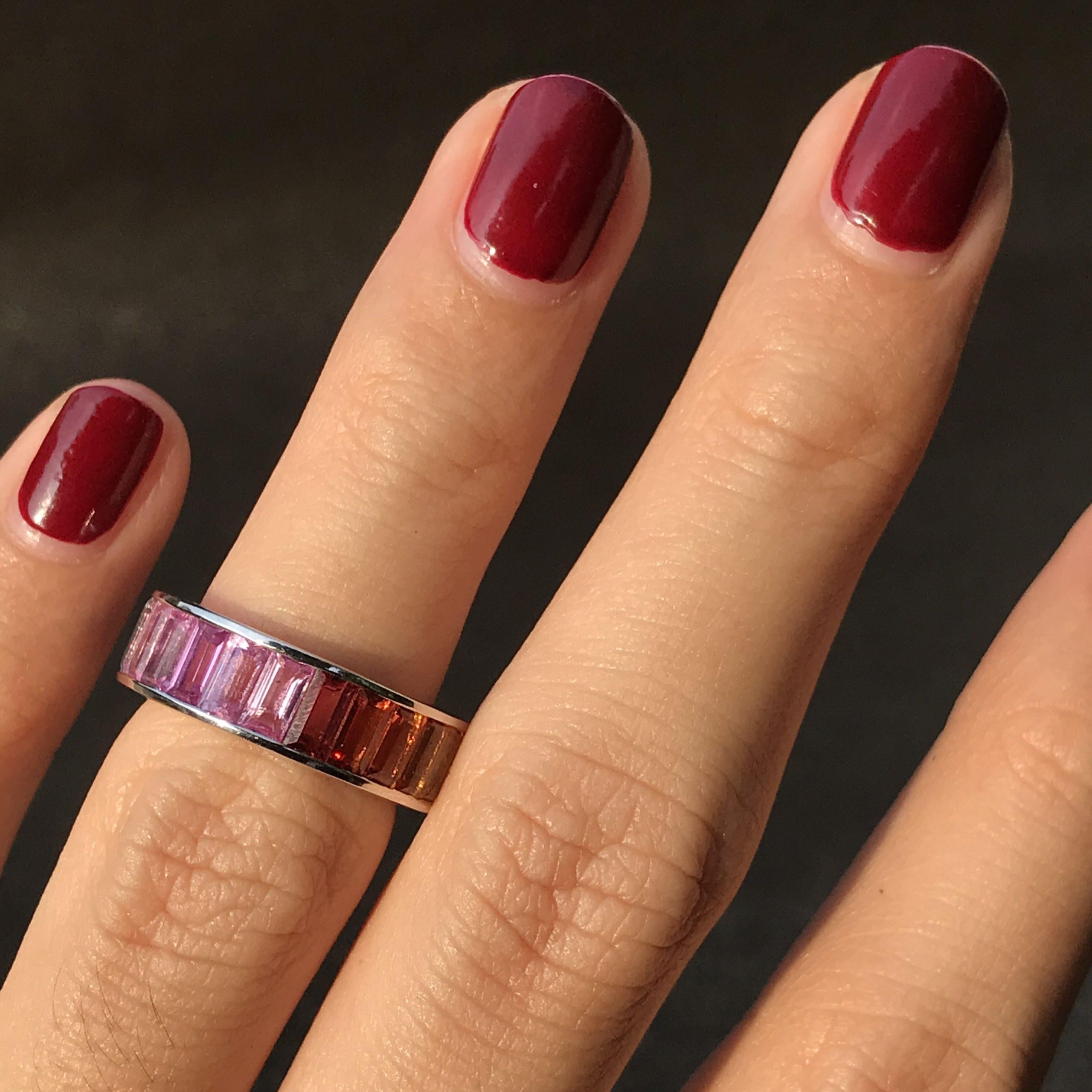 Rainbow Graduating Multicolor Baguette Sapphires Eternity Band White Gold Ring in vendita 4