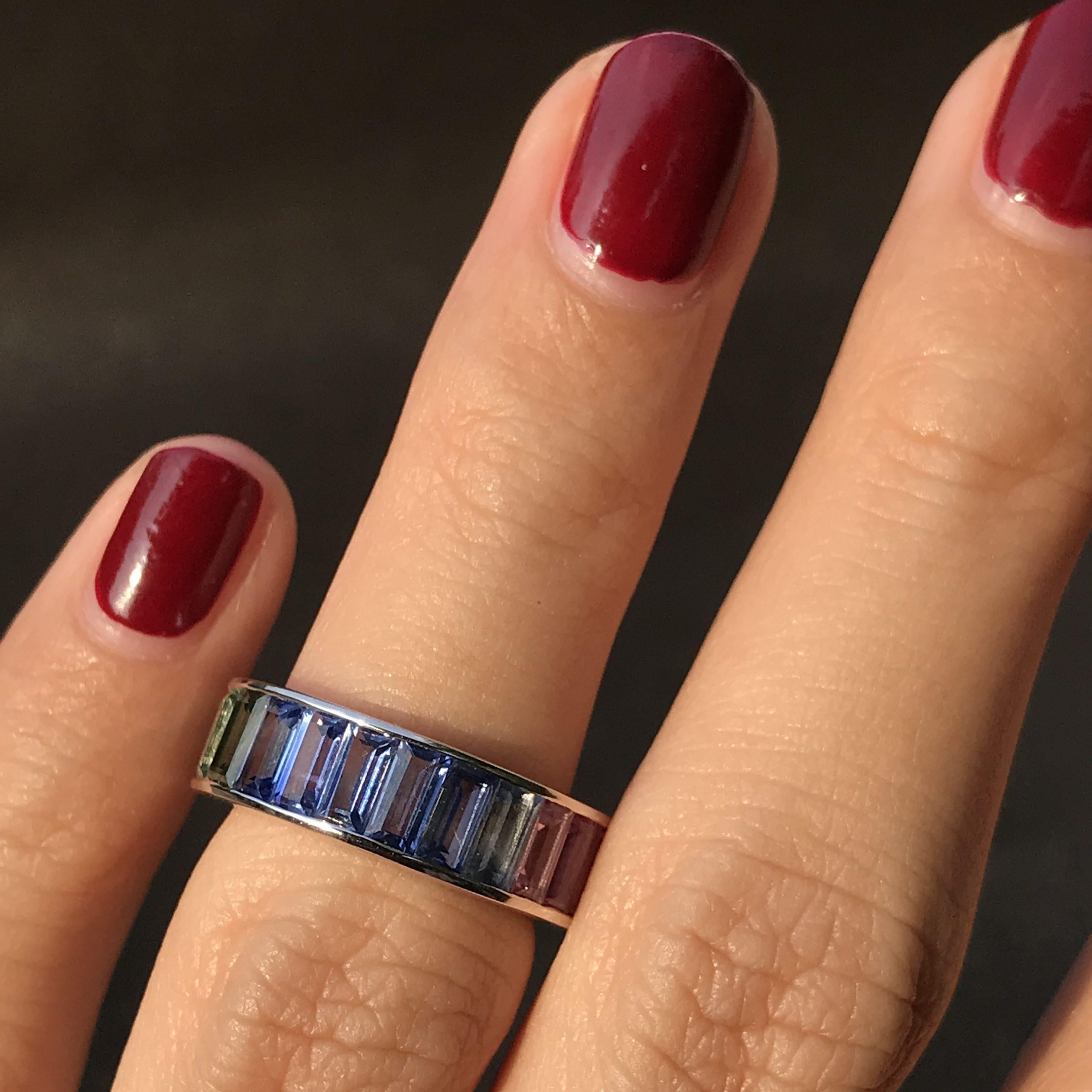 Rainbow Graduating Multicolor Baguette Sapphires Eternity Band White Gold Ring in vendita 5