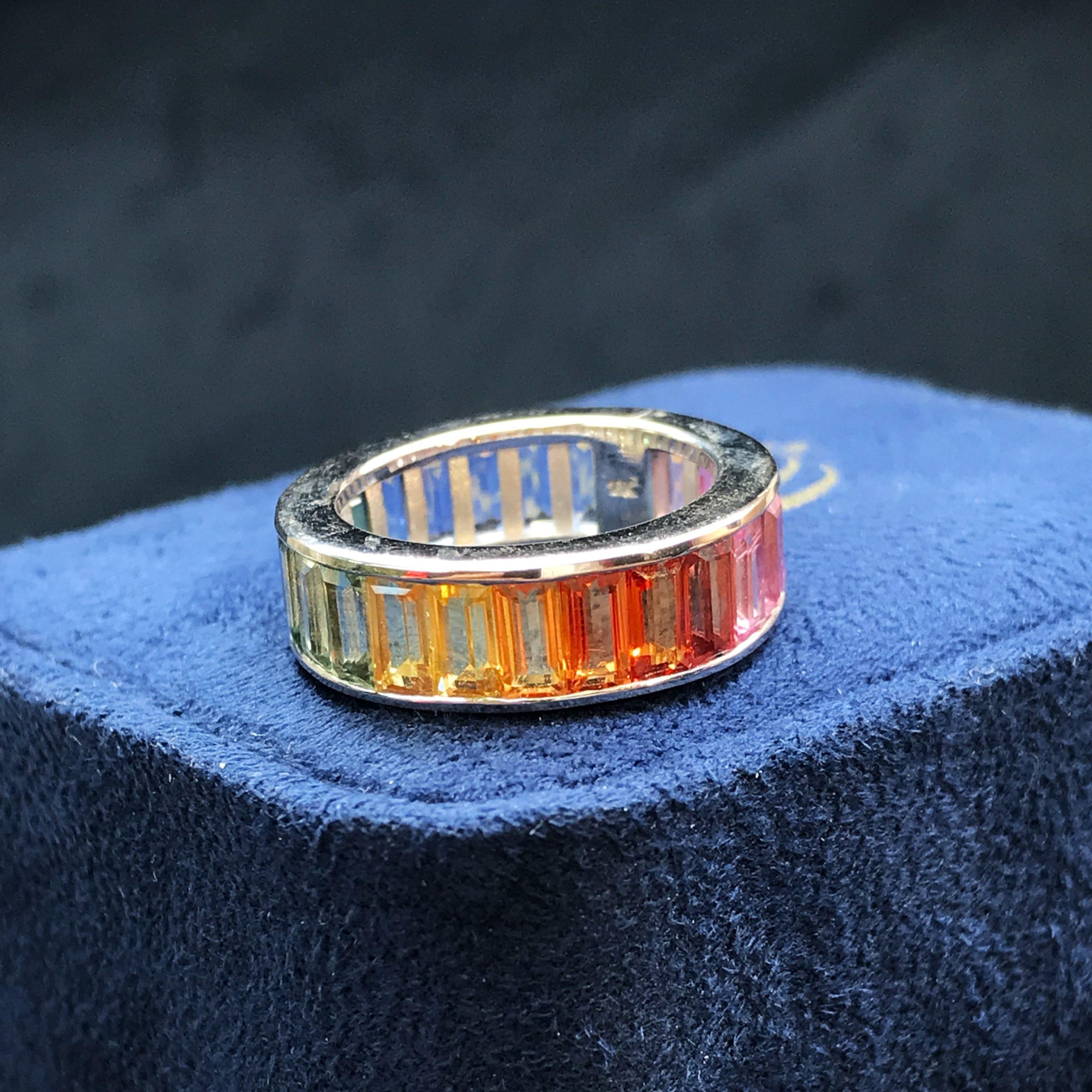 Rainbow Graduating Multicolor Baguette Sapphires Eternity Band White Gold Ring in vendita 3