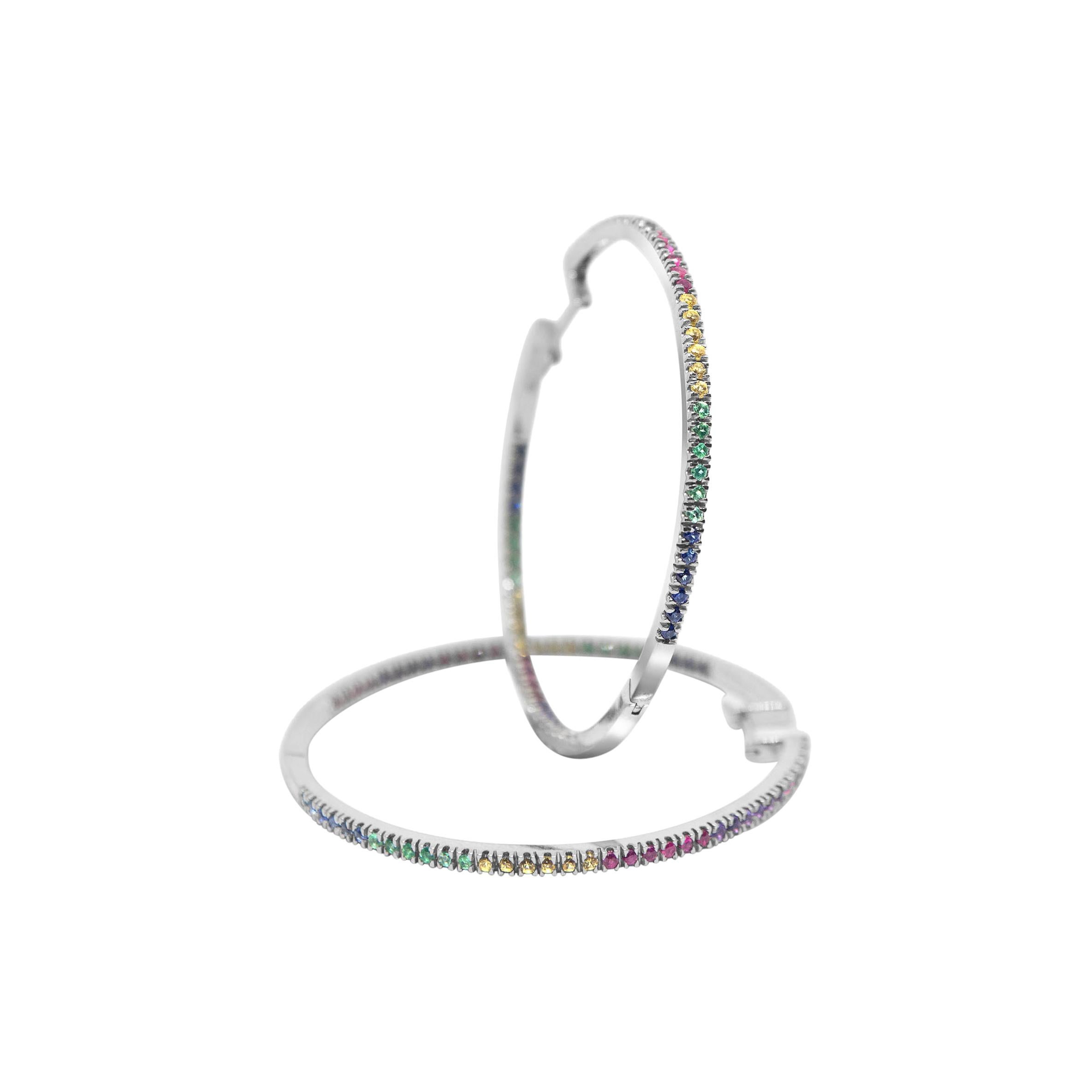 A colourful version of a classical and timeless piece, both precious and playful. A pair of hoop earrings with multicolour natural stones pave. 