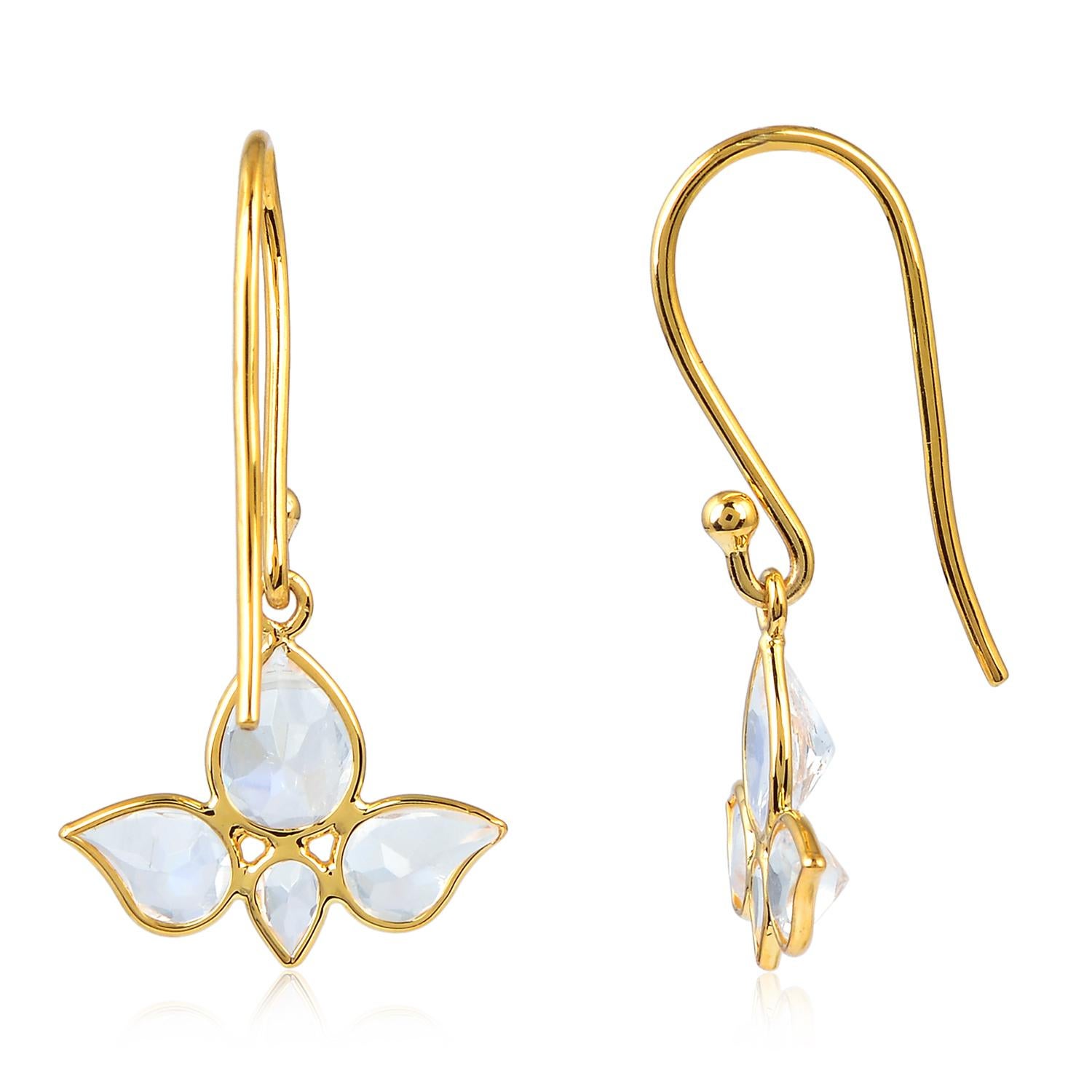 Hechos a mano en oro de 18 quilates, estos preciosos pendientes de loto están engastados con 2,78 quilates de piedra lunar arco iris. 

SEGUIR  escaparate de MEGHNA JEWELS para ver la última colección y piezas exclusivas.  Meghna Joyas está