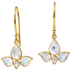 Boucles d'oreilles lotus en or jaune 18 carats avec pierre de lune arc-en-ciel