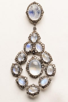 Boucles d'oreilles pendantes en pierre de lune arc-en-ciel et diamants