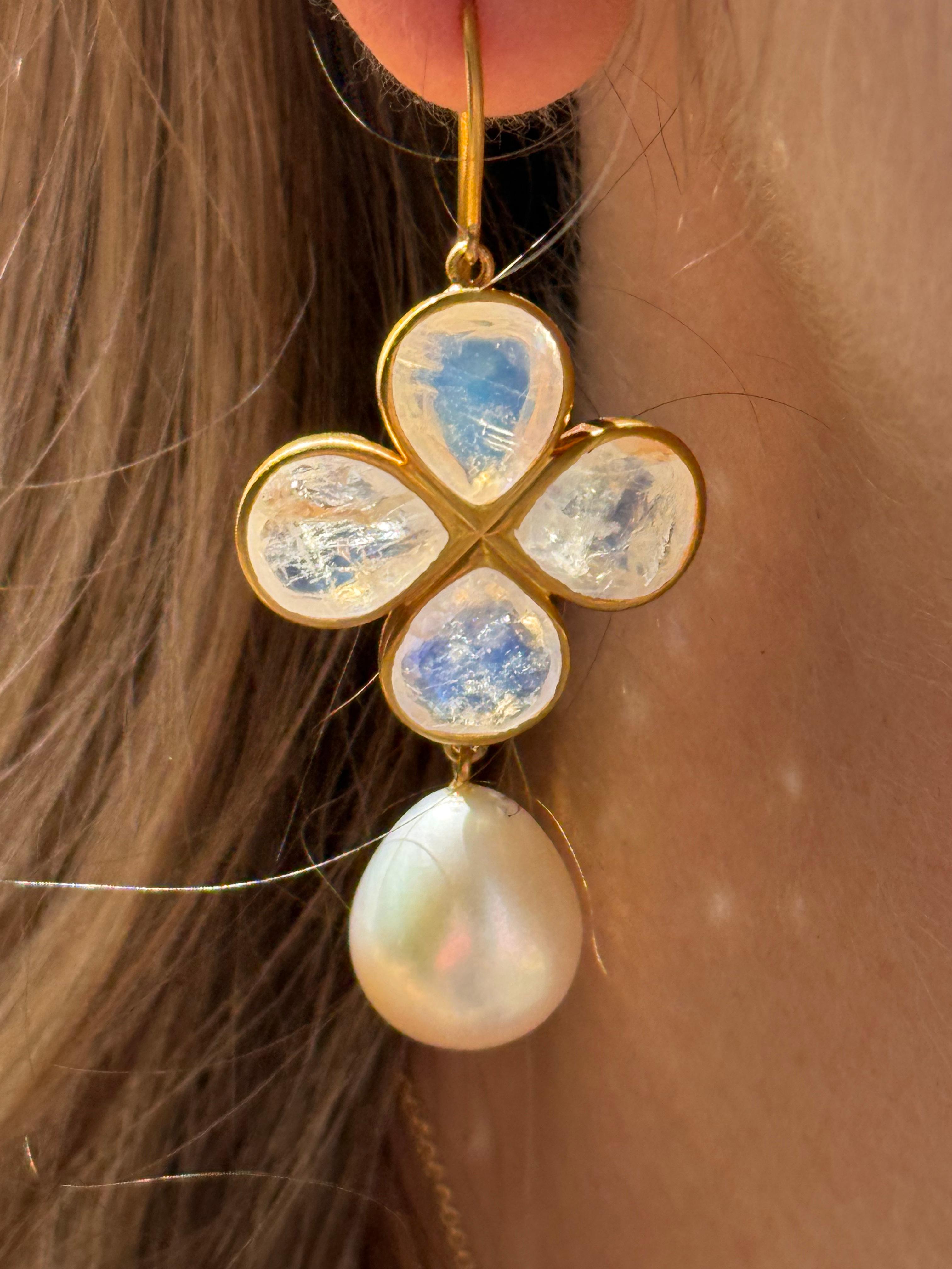 Orecchini pendenti con pietra di luna e perle arcobaleno in oro 18 carati In condizioni Nuovo in vendita a Westport, CT