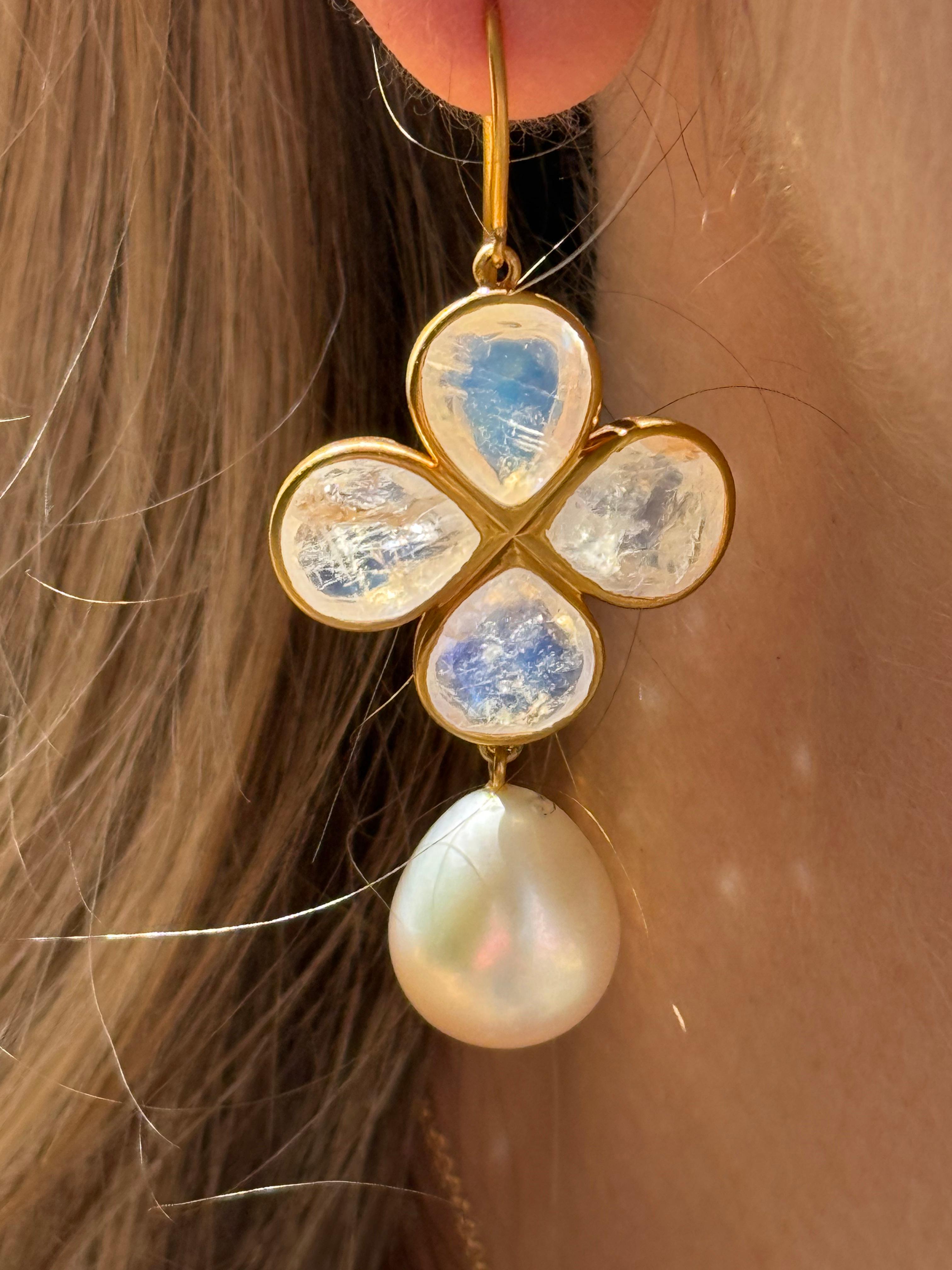 da uomo o donna Orecchini pendenti con pietra di luna e perle arcobaleno in oro 18 carati in vendita