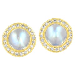 Ohrstecker, Kothari 2024, Regenbogen-Mondstein Cabochon Weißer Diamant Halo Gold