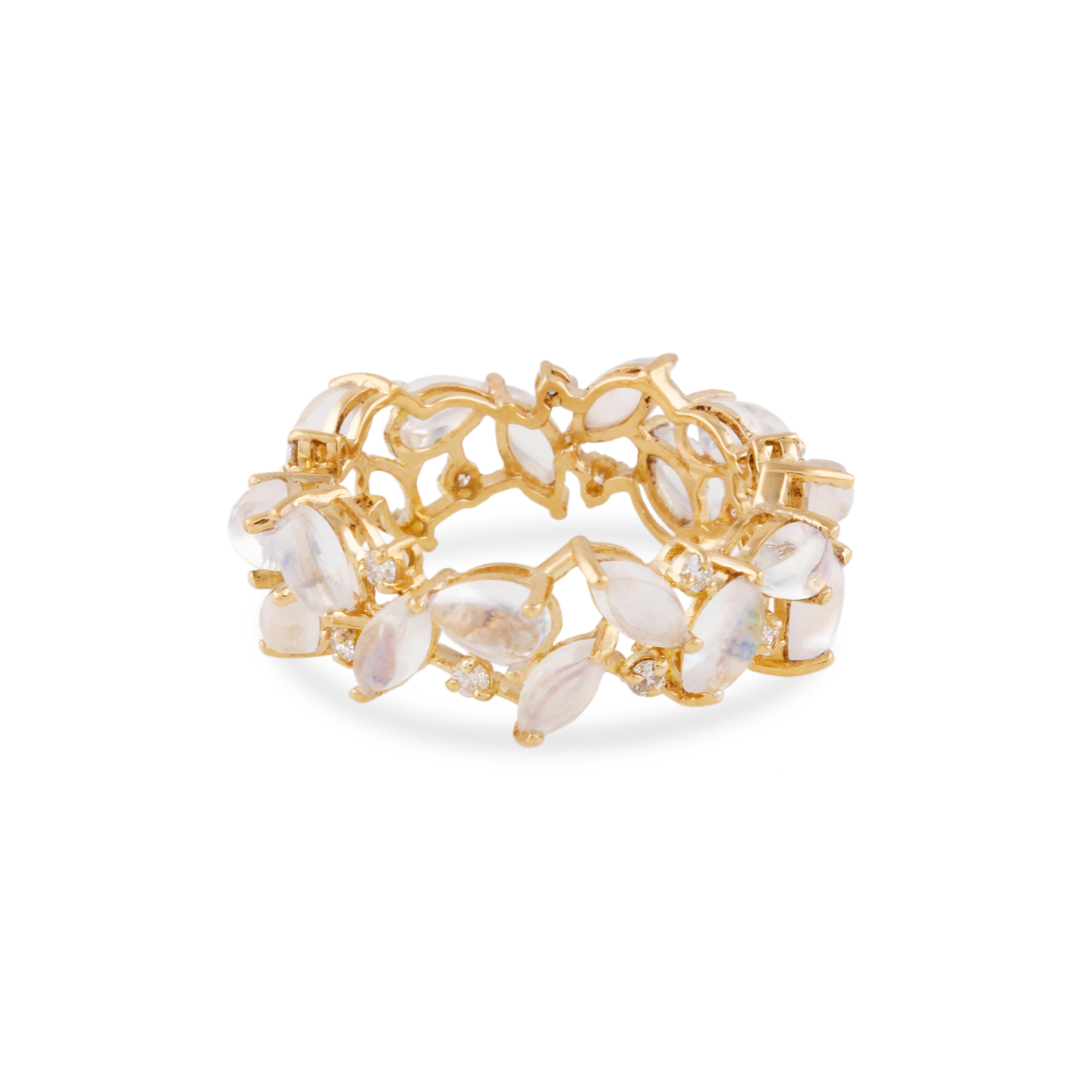 La bague Tresor Beautiful est composée de 4,05 carats de pierre de lune arc-en-ciel et de 0,22 carats de diamant. Les bagues sont une ode à la beauté luxueuse et classique, avec des pierres précieuses étincelantes et des teintes féminines. Leur