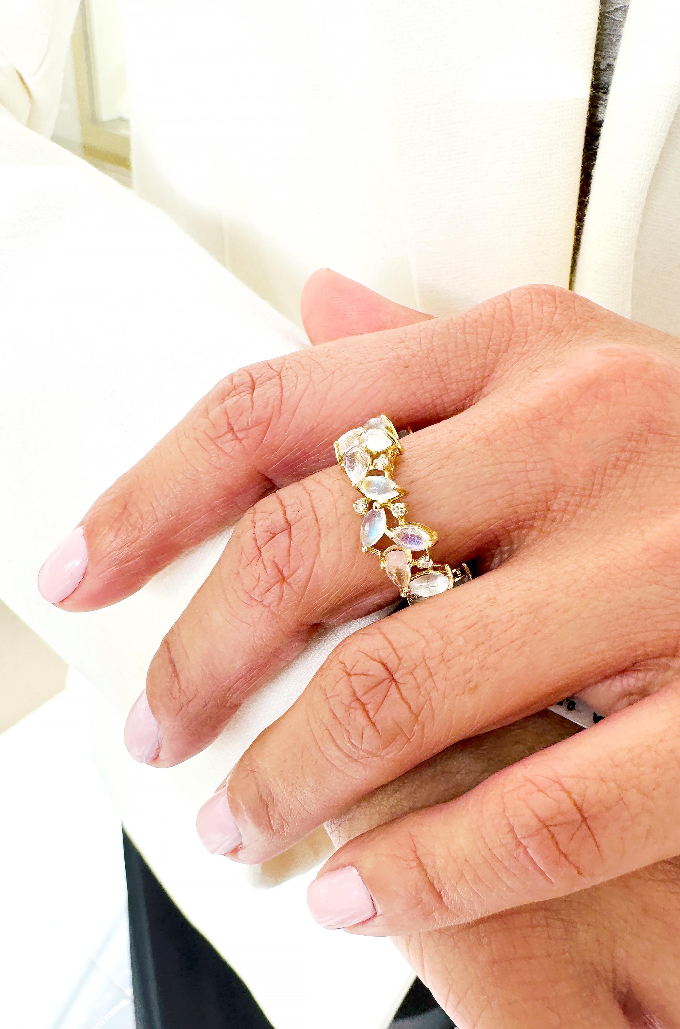 Contemporain Bague en or jaune 18 carats, pierre de lune arc-en-ciel et diamants en vente