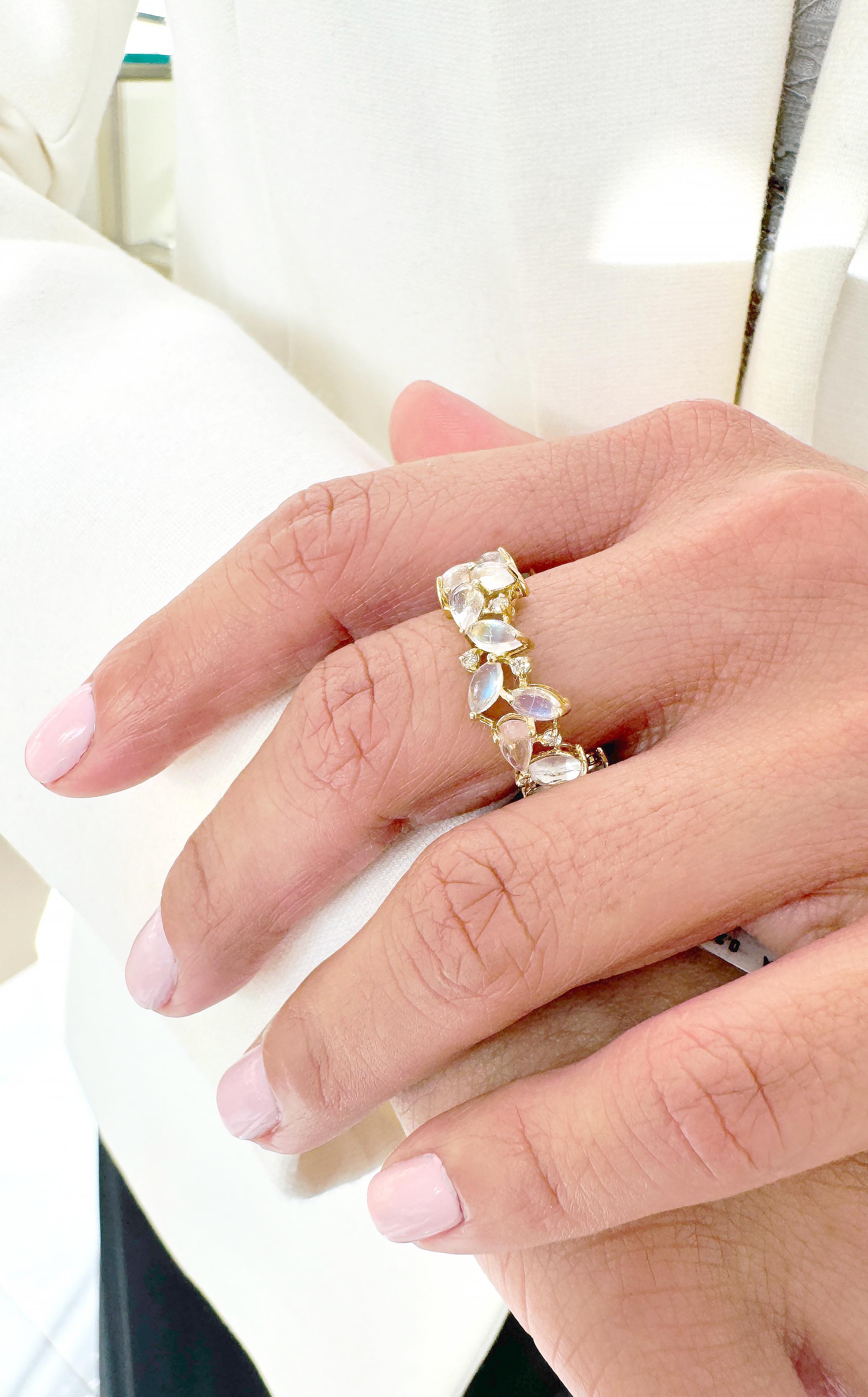 Taille poire Bague en or jaune 18 carats, pierre de lune arc-en-ciel et diamants en vente