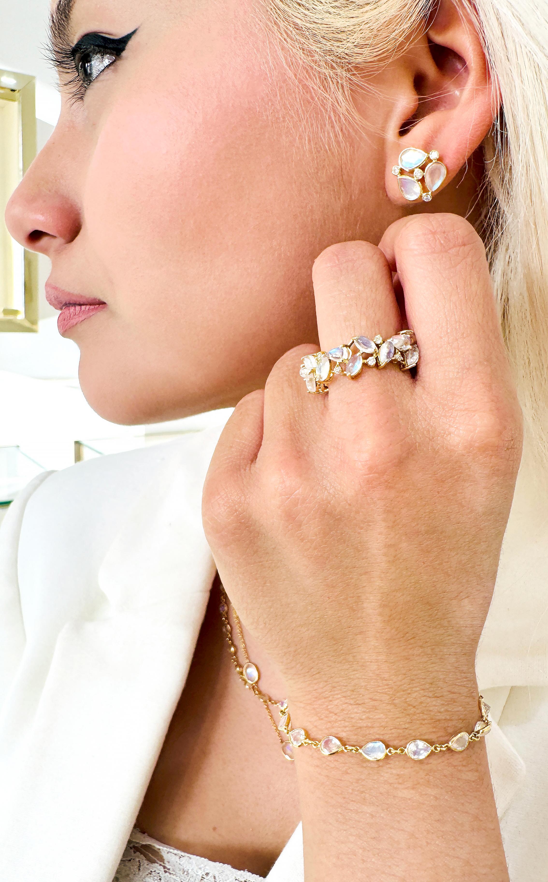 Bague en or jaune 18 carats, pierre de lune arc-en-ciel et diamants en vente 1