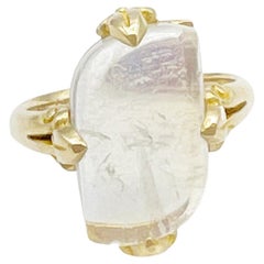 Anello con pietra lunare arcobaleno a forma di cabochon incastonato in oro giallo 18 carati