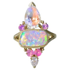 Anillo de Piedra Lunar Arcoiris y Ópalo con Zafiro Opalescente, Diamante, Oro Amarillo de 14k
