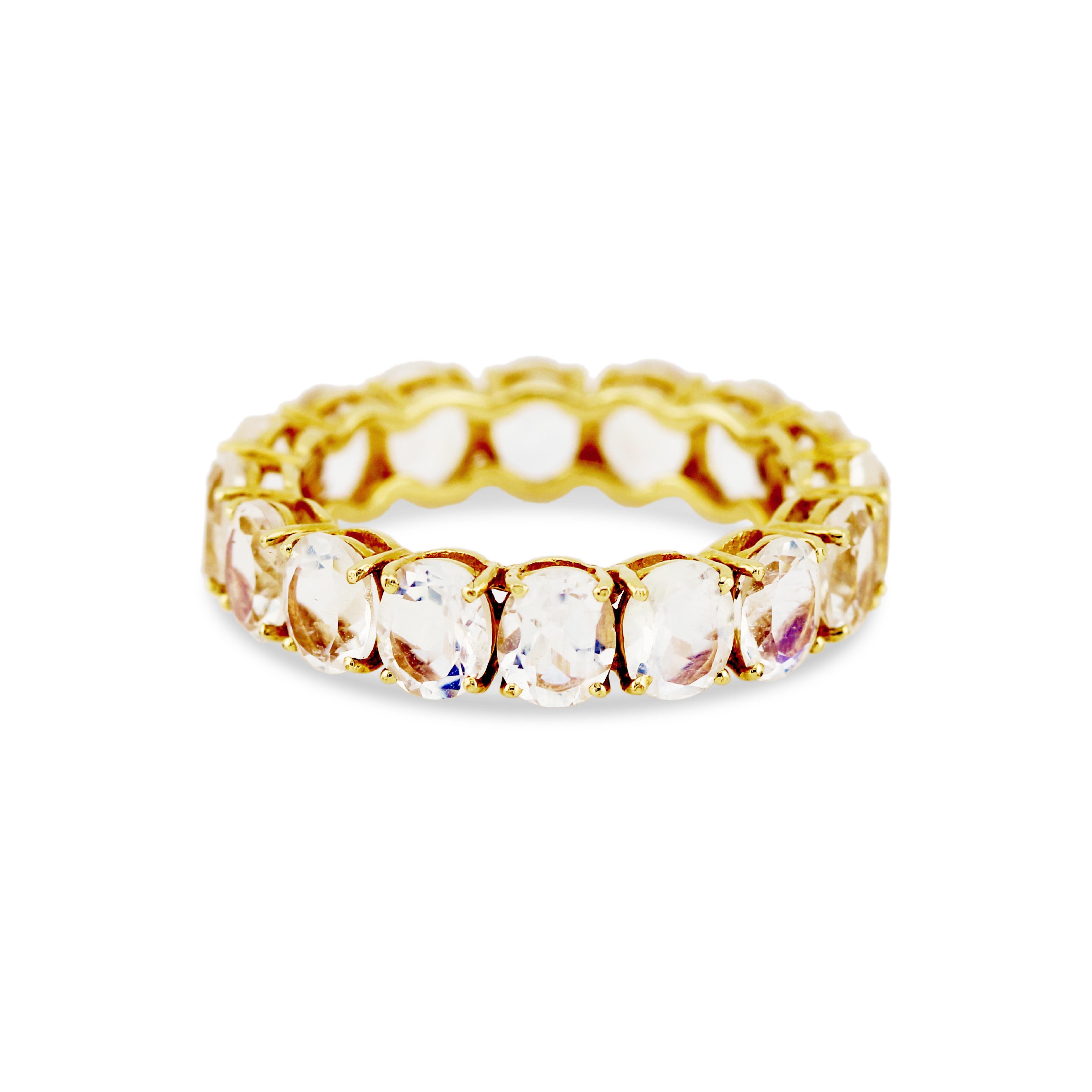 La bague Tresor Beautiful Ring comporte 4,50 carats de pierre de lune arc-en-ciel. Les bagues sont une ode à la beauté luxueuse et classique, avec des pierres précieuses étincelantes et des teintes féminines. Leur design contemporain et moderne les