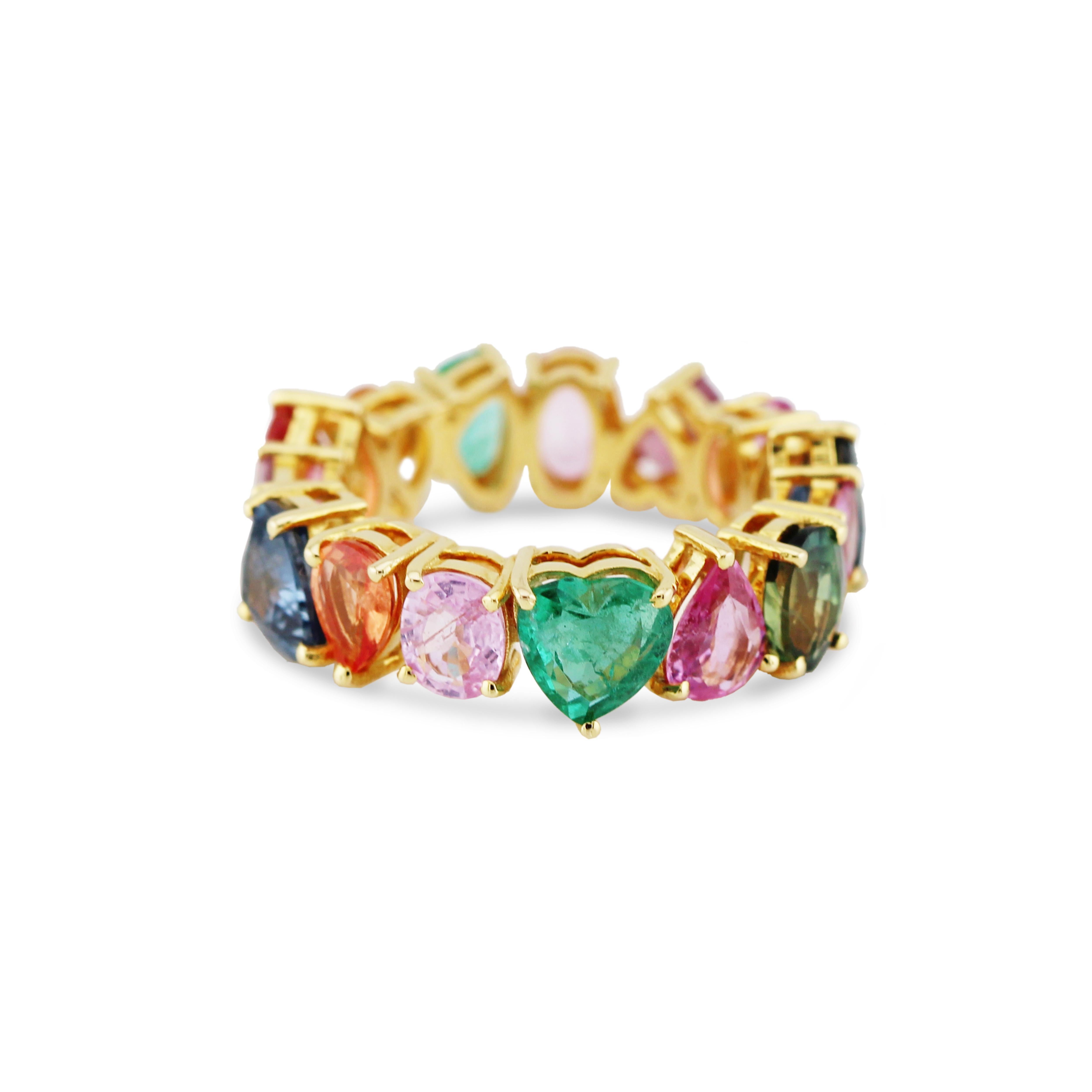 La magnifique bague Tresor est ornée de 8 carats de pierres précieuses multicolores. Les bagues sont une ode à la beauté luxueuse et classique, avec des pierres précieuses étincelantes et des teintes féminines. Leur design contemporain et moderne