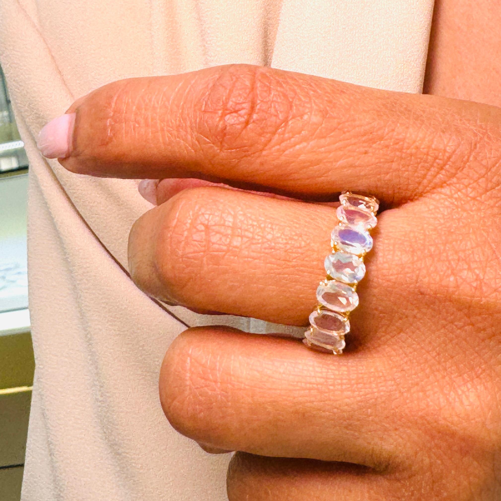 Contemporain Bague ovale en or jaune 18 carats, pierre de lune arc-en-ciel en vente