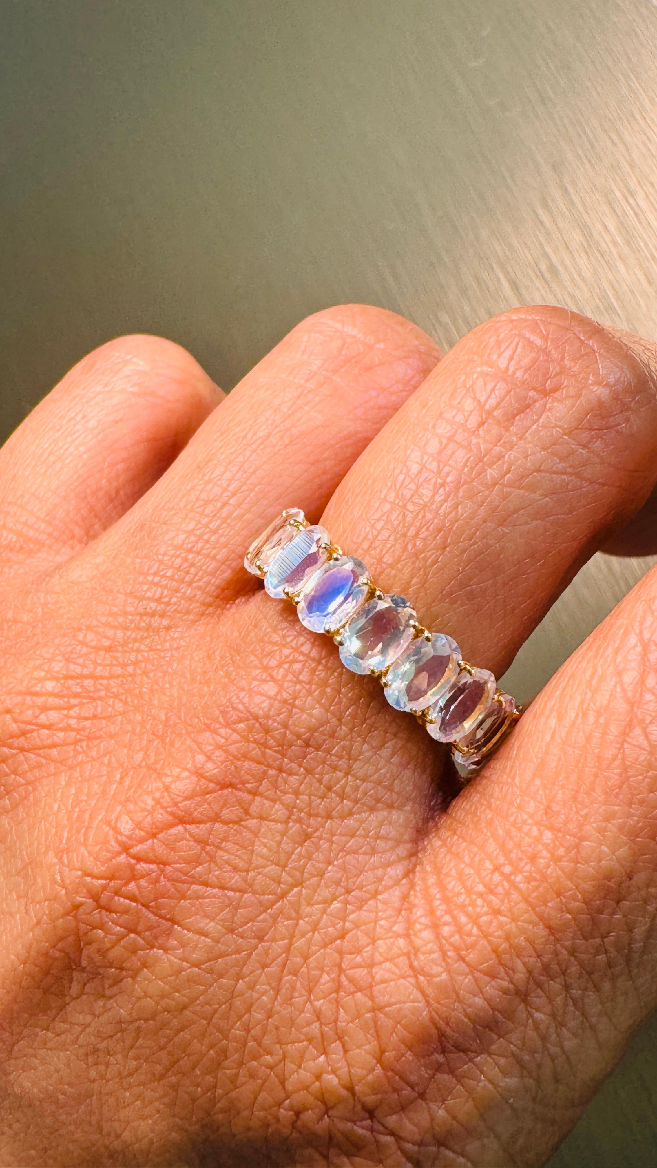 Taille ovale Bague ovale en or jaune 18 carats, pierre de lune arc-en-ciel en vente