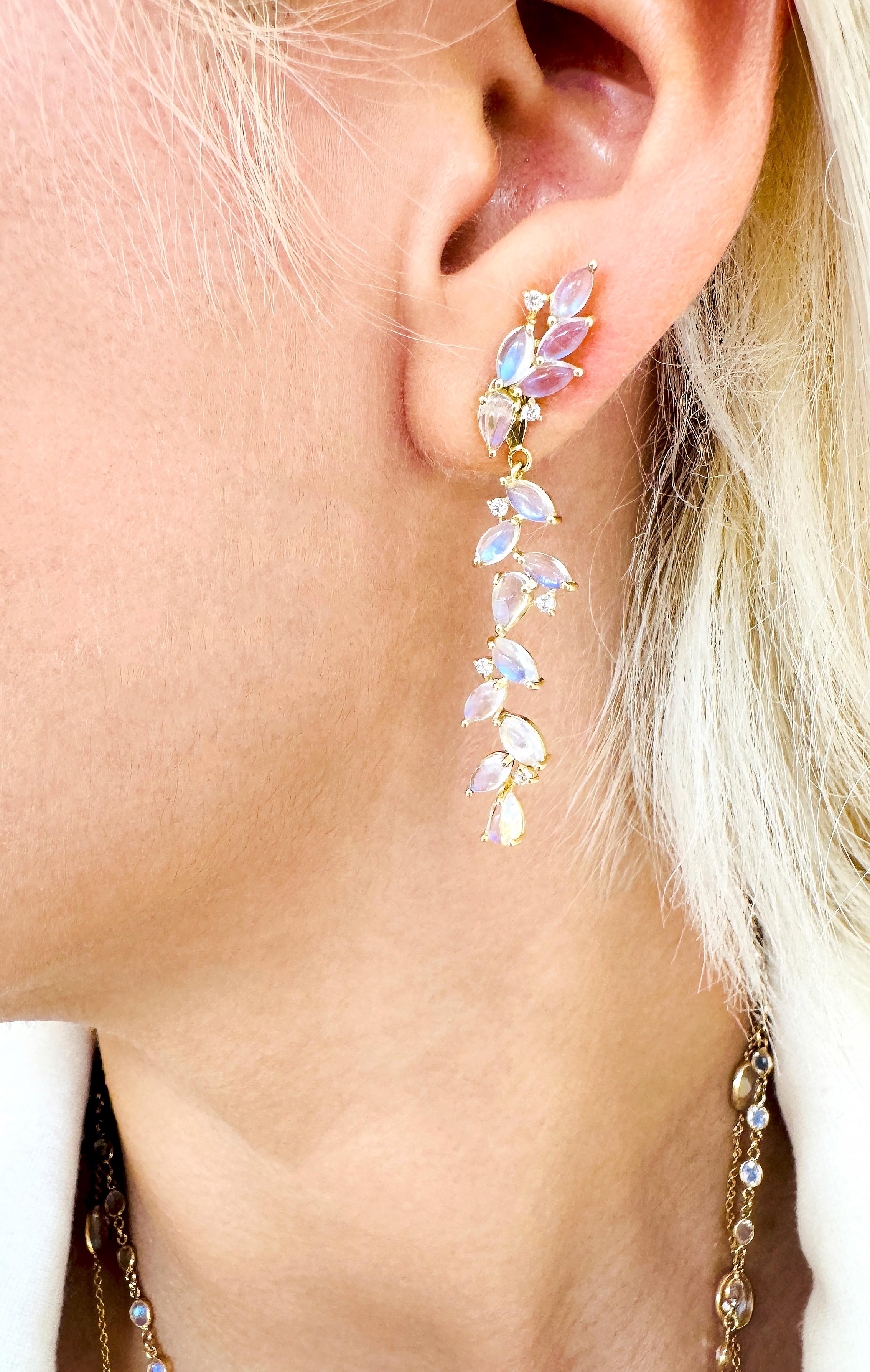 Donna Orecchino con pietra lunare arcobaleno a forma di pera e diamante in oro giallo 18 carati in vendita